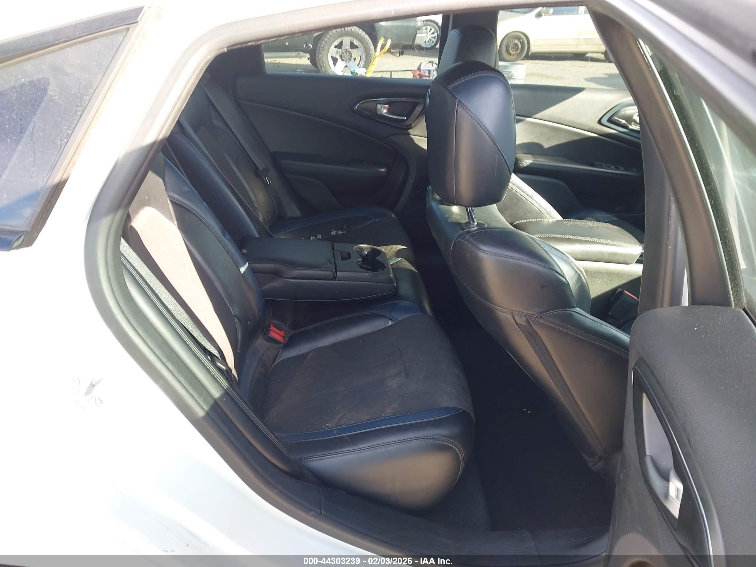 CHRYSLER 200 image 8
