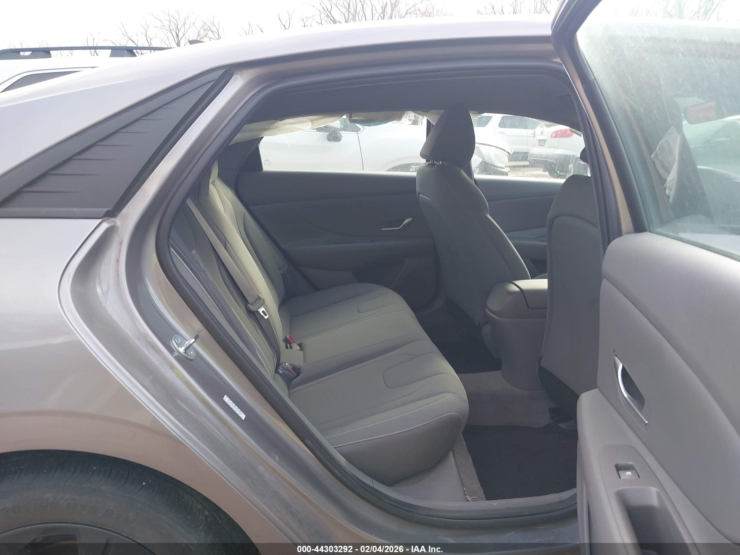 HYUNDAI ELANTRA image 8