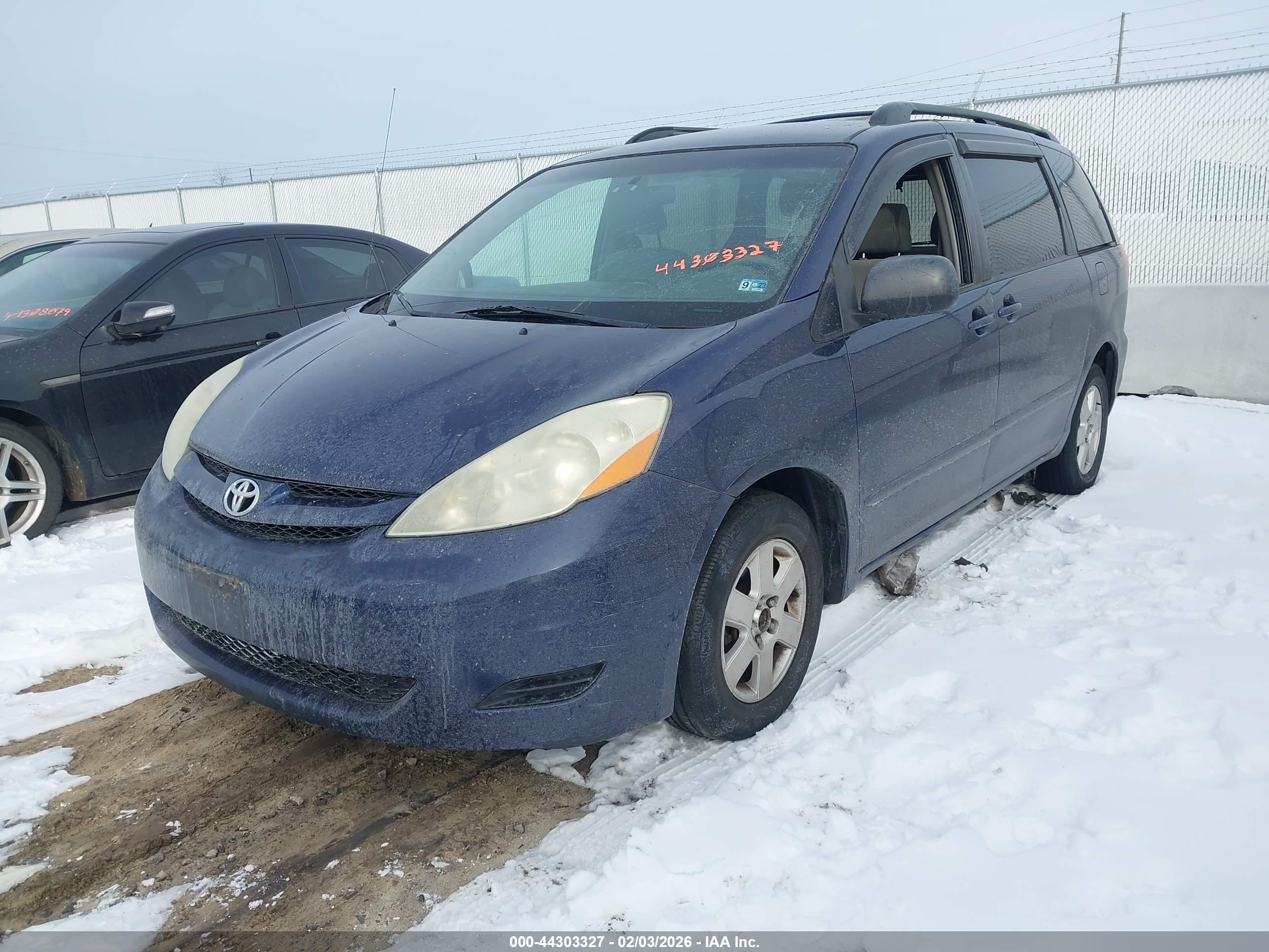 TOYOTA SIENNA image 2