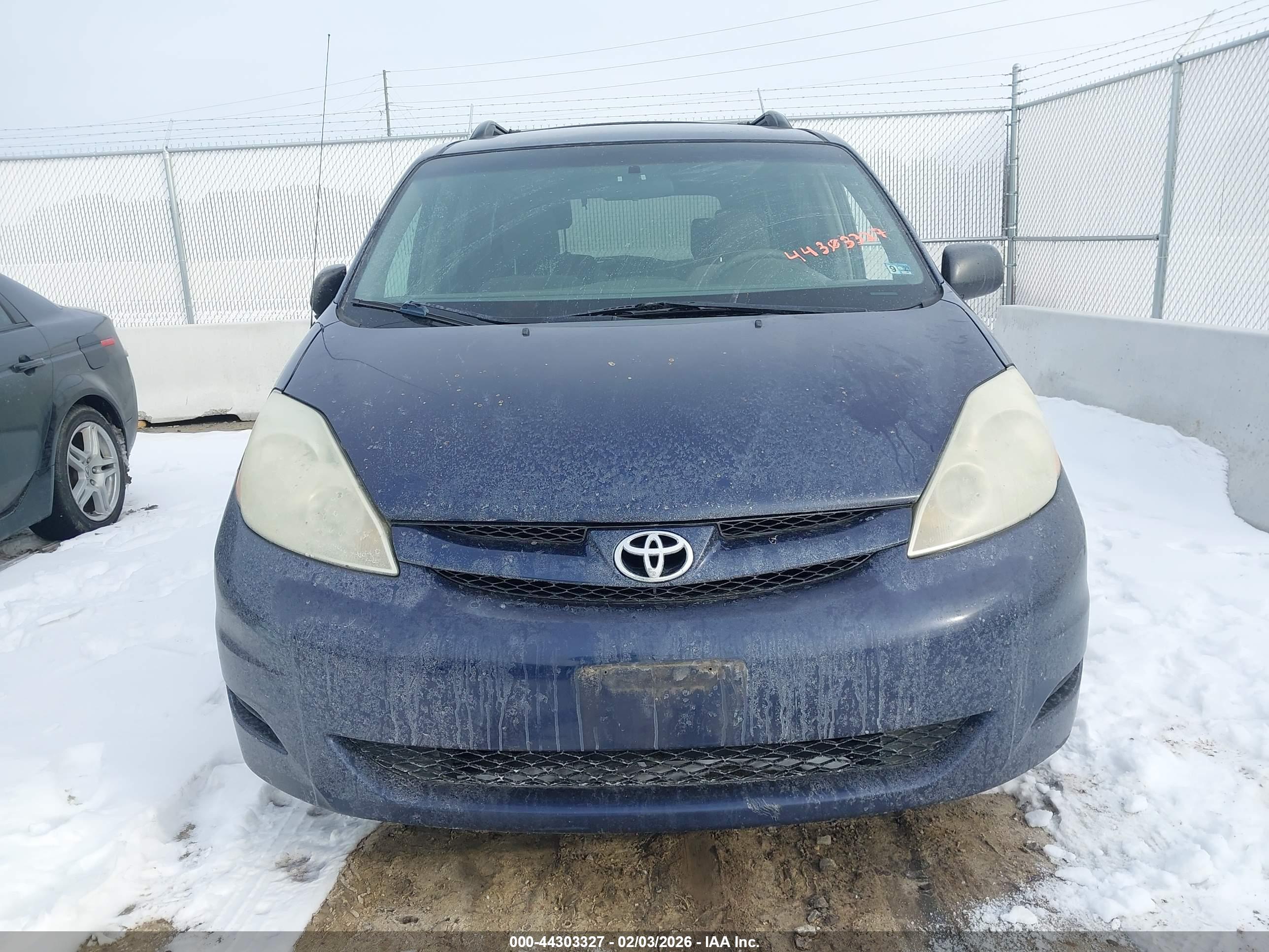 TOYOTA SIENNA image 6