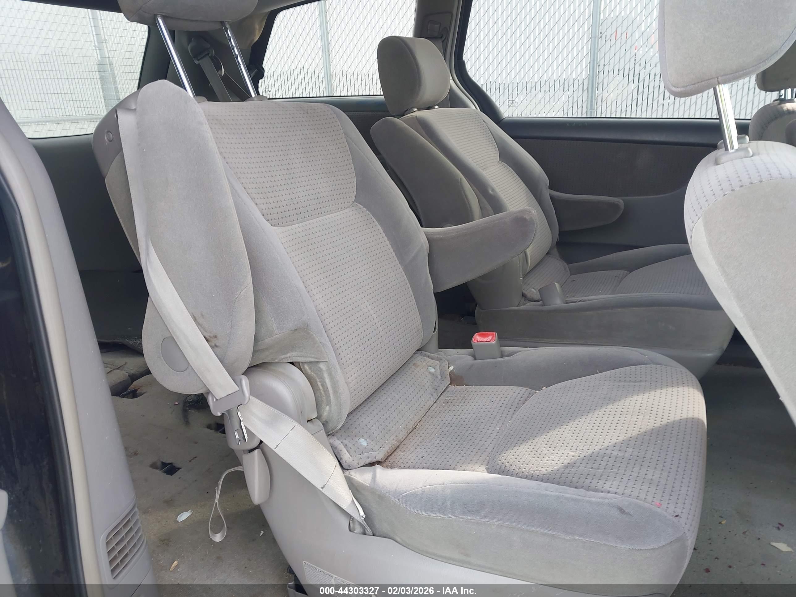TOYOTA SIENNA image 8