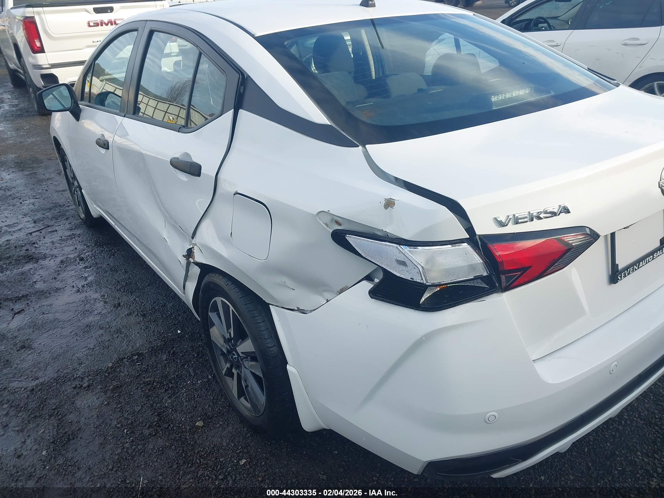 NISSAN VERSA image 6
