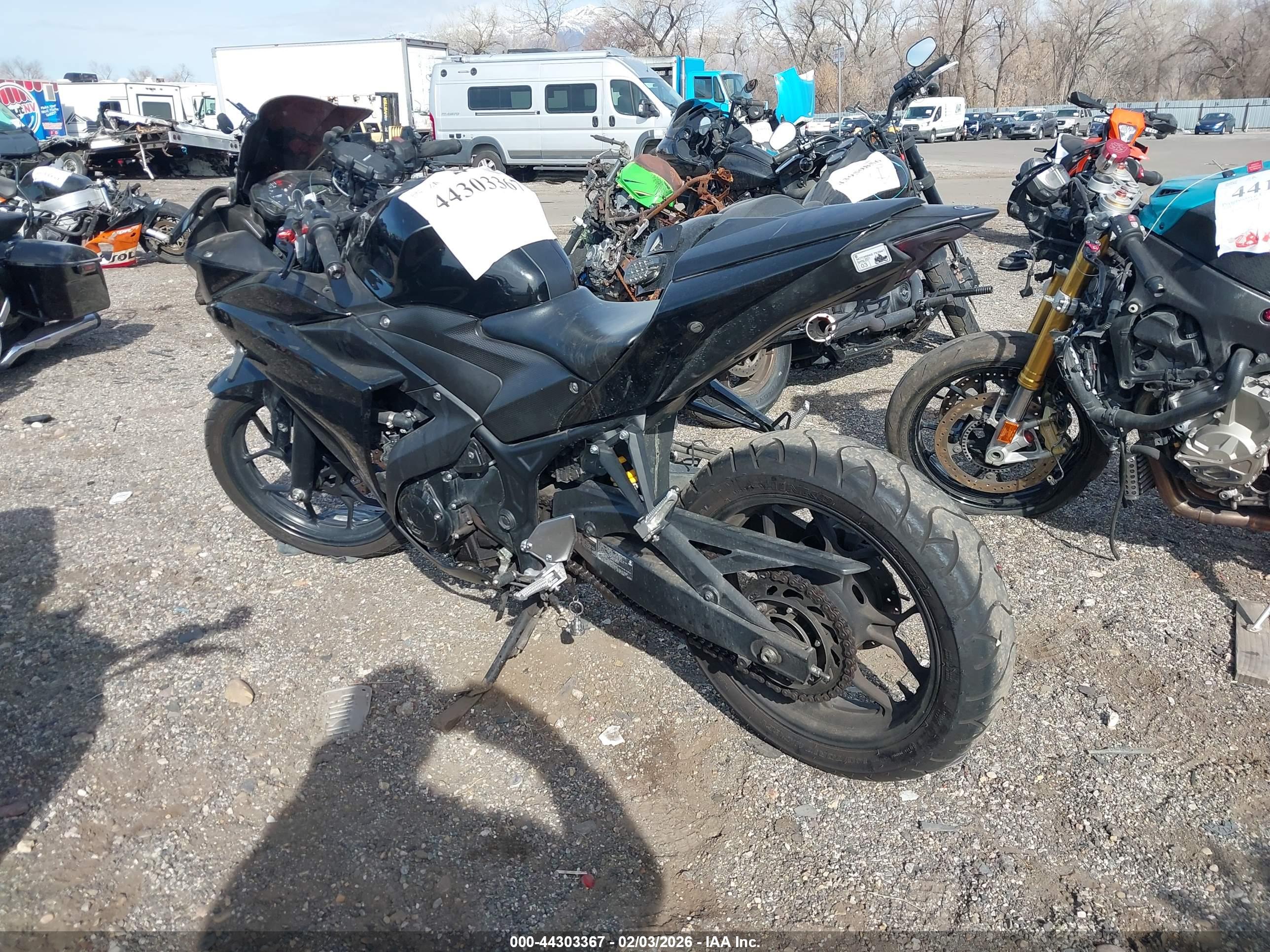 YAMAHA YZFR3 image 3