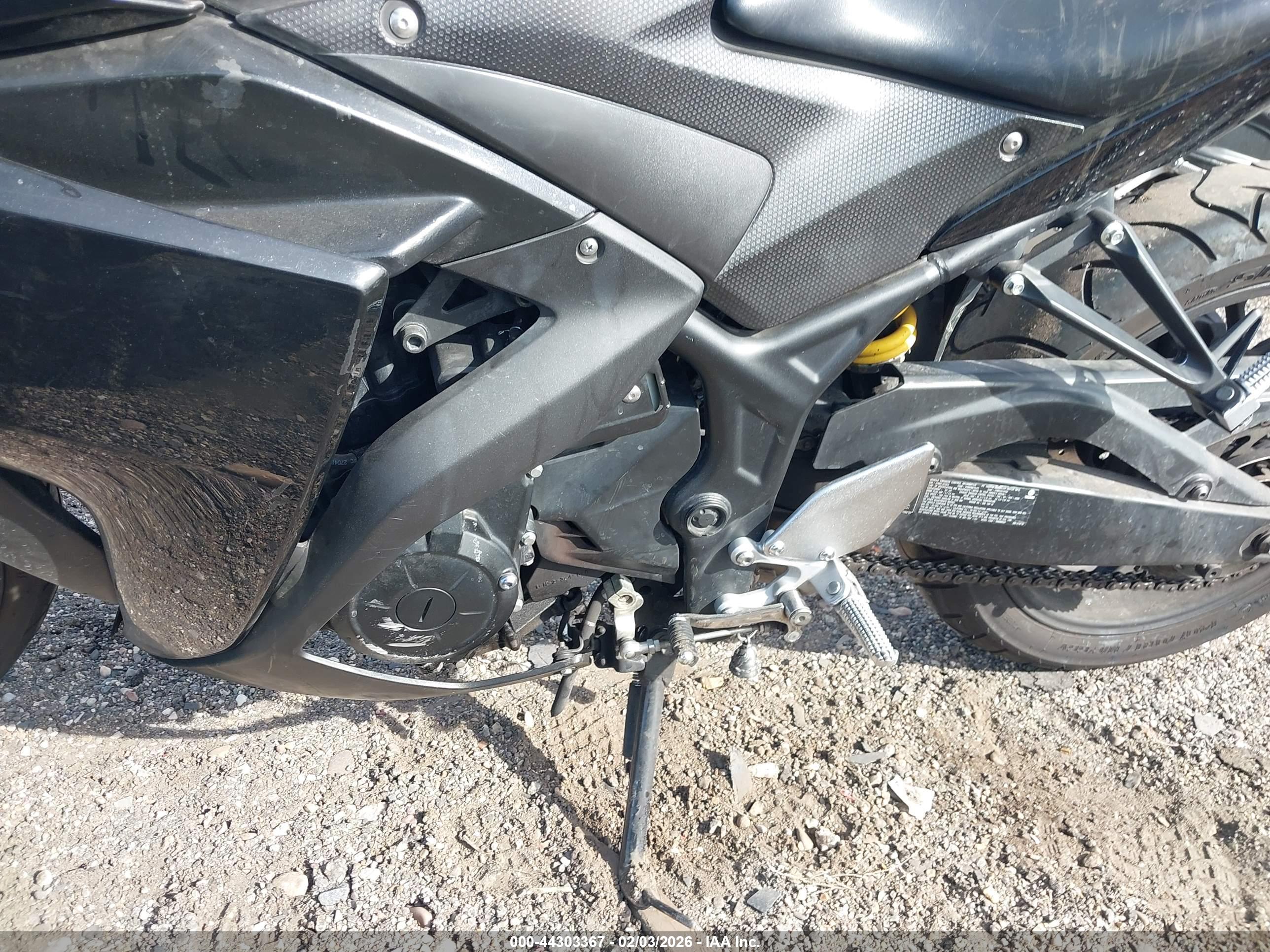 YAMAHA YZFR3 image 9