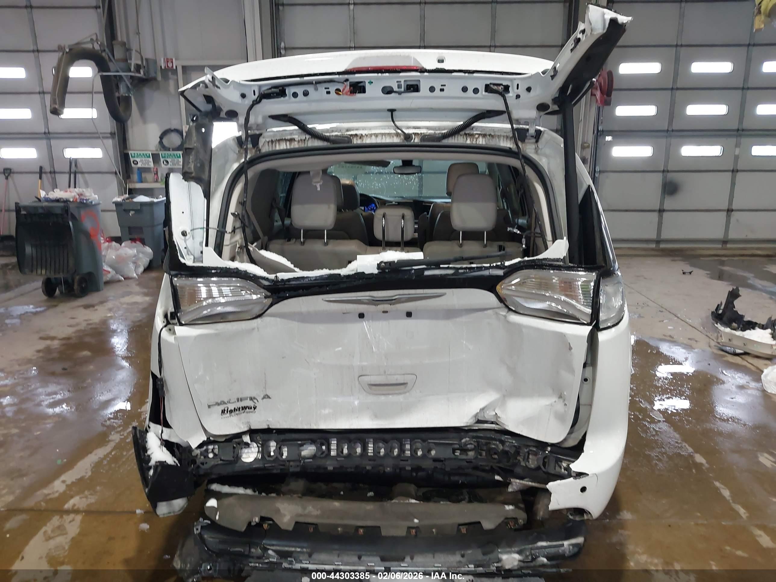 CHRYSLER PACIFICA image 6