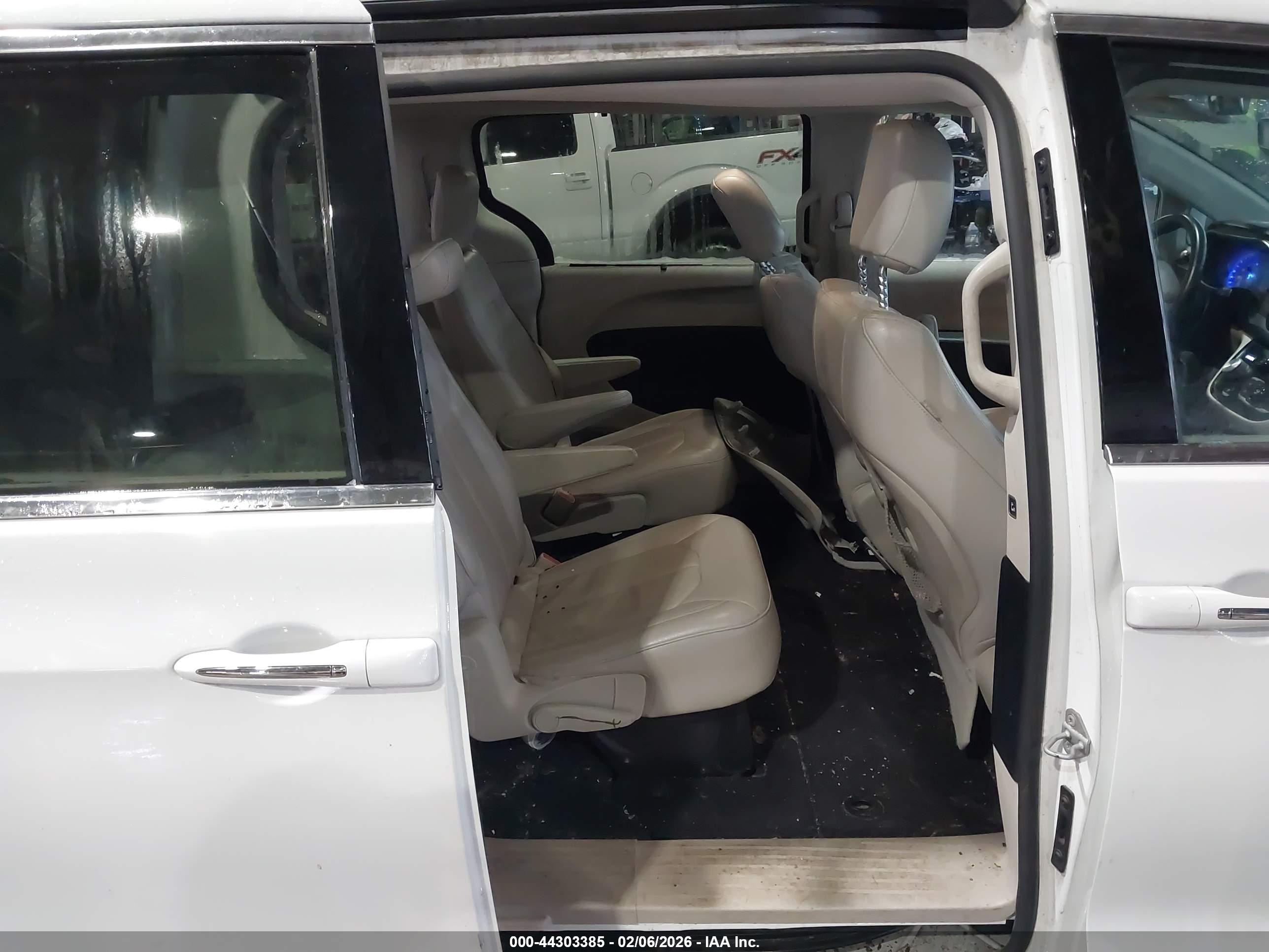 CHRYSLER PACIFICA image 8