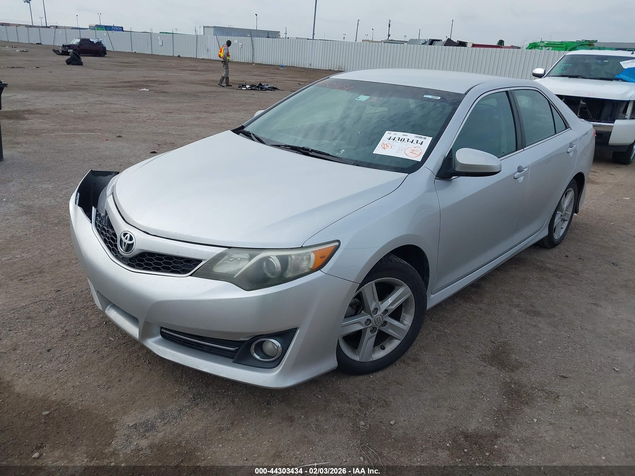 TOYOTA CAMRY image 2