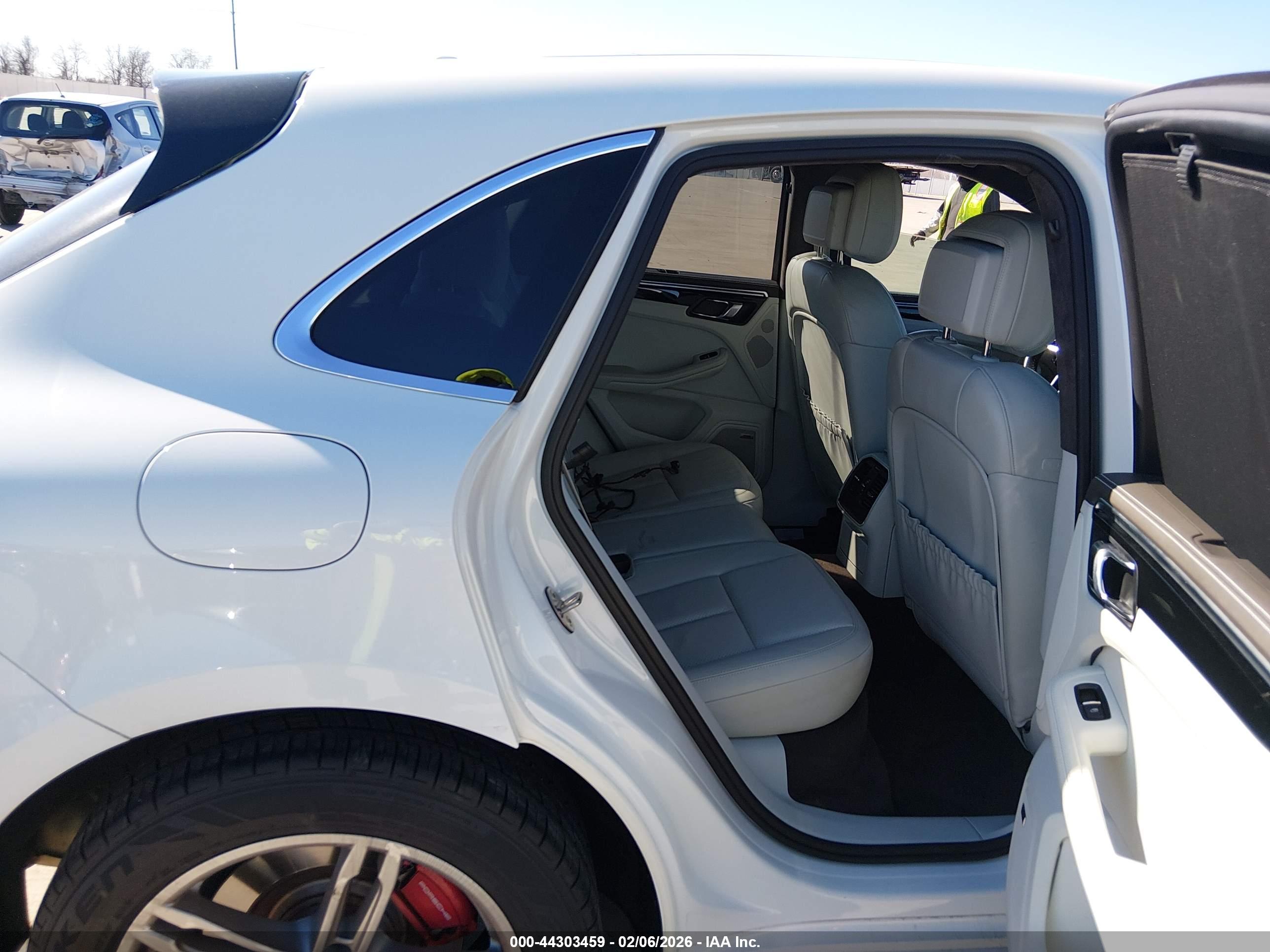PORSCHE MACAN image 8