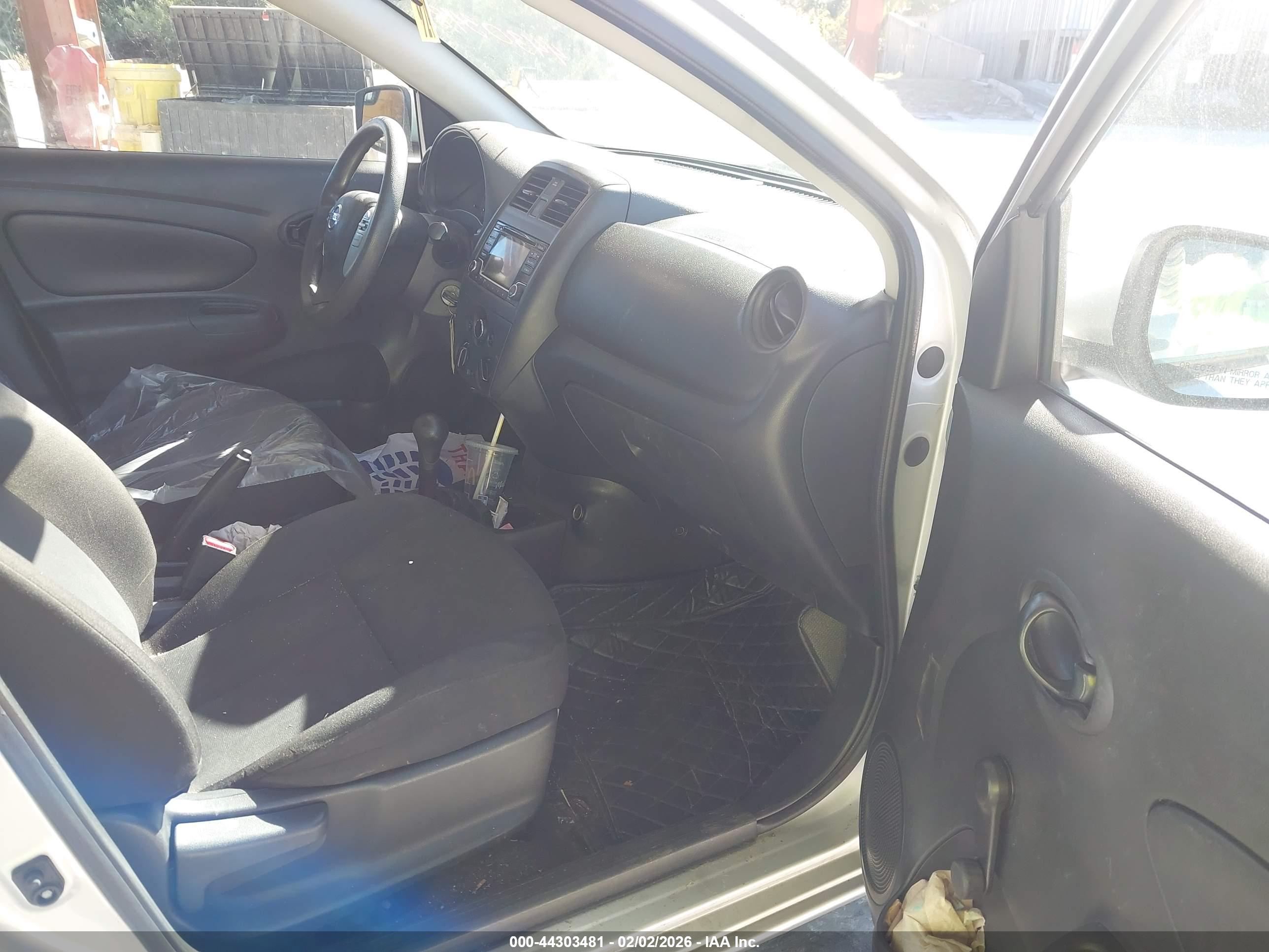 NISSAN VERSA image 5