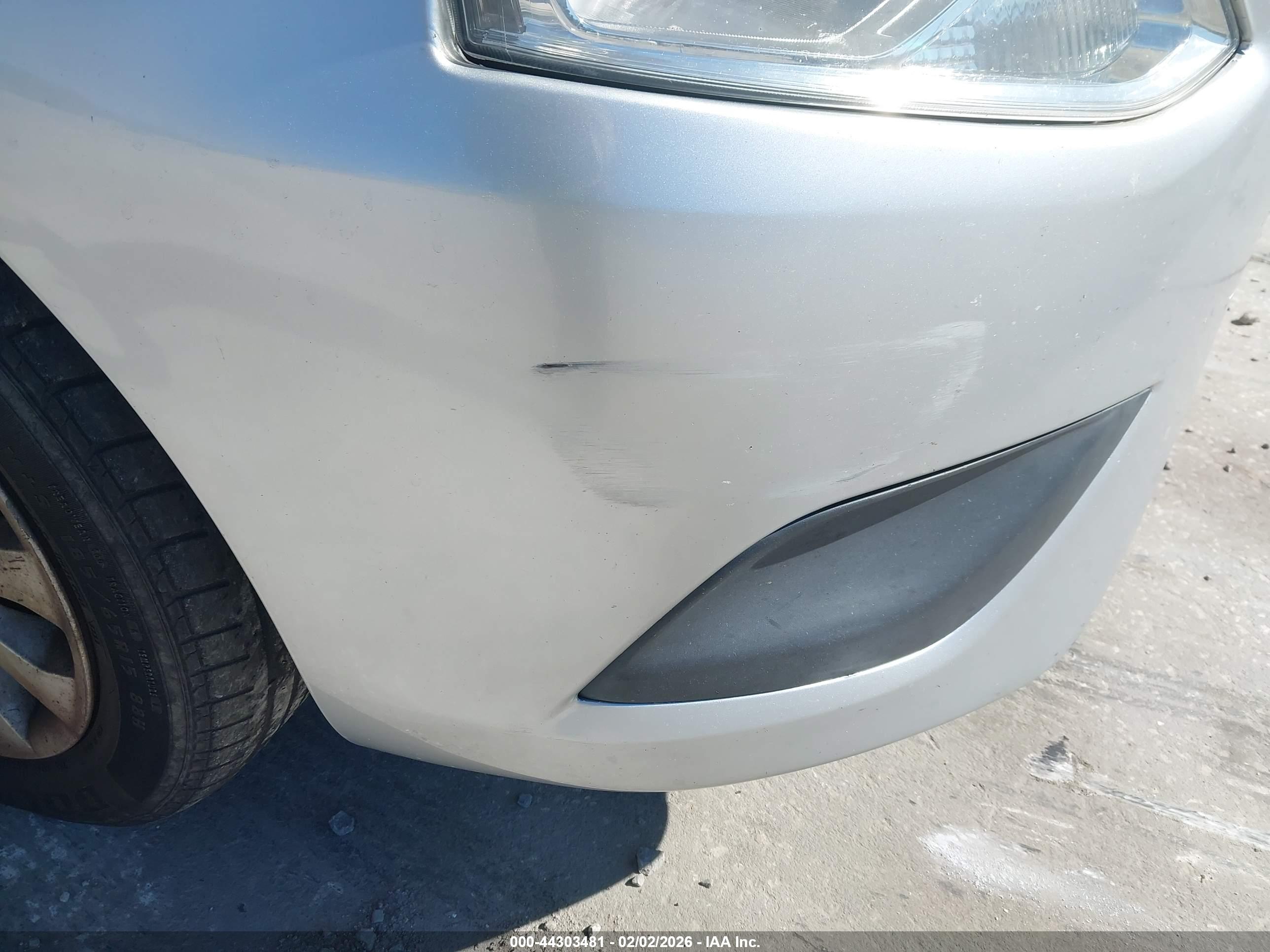 NISSAN VERSA image 6