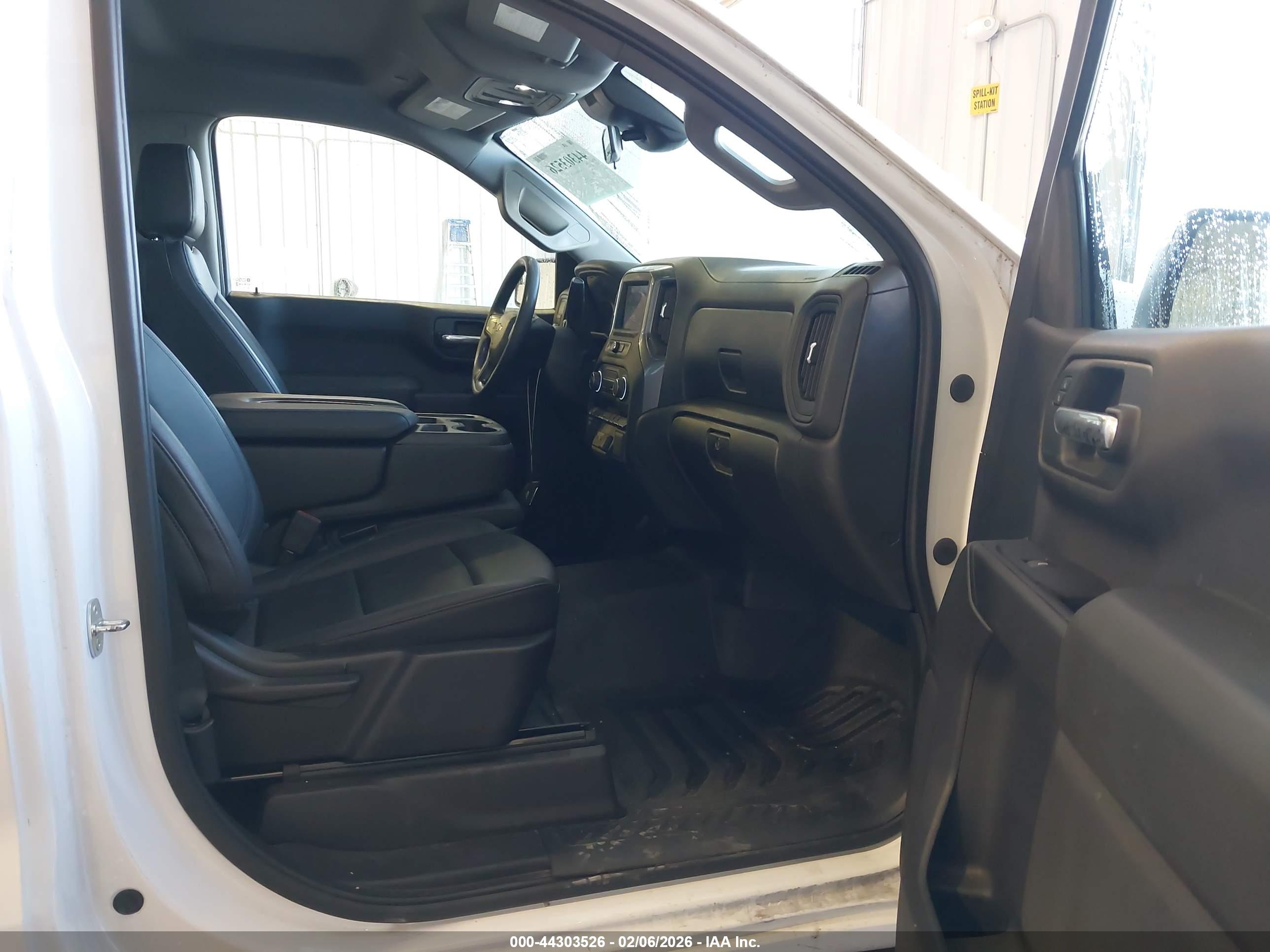 CHEVROLET SILVERADO image 5