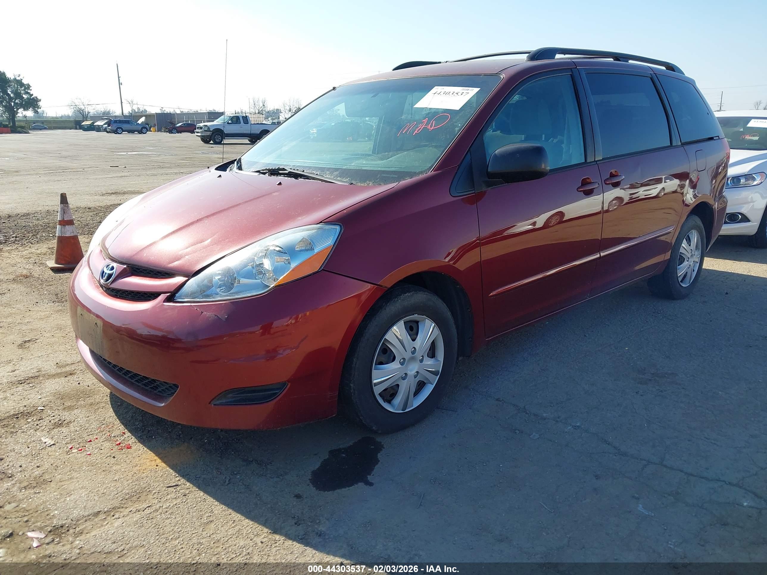 TOYOTA SIENNA image 2
