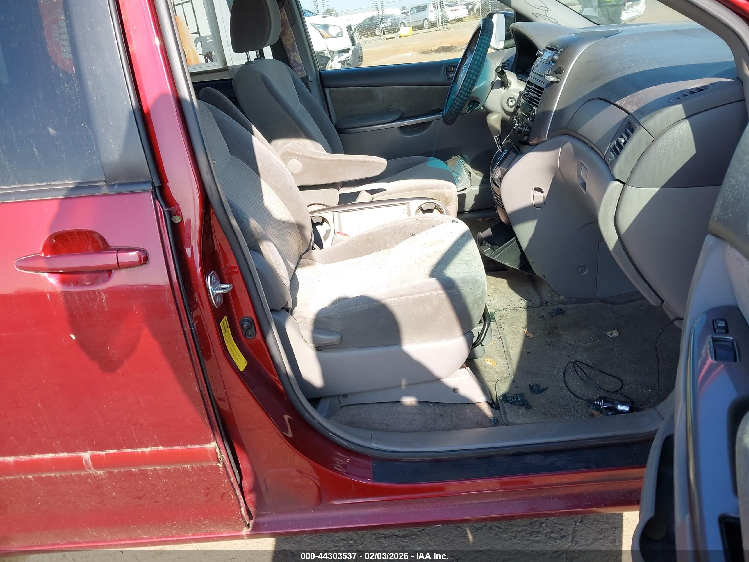 TOYOTA SIENNA image 5