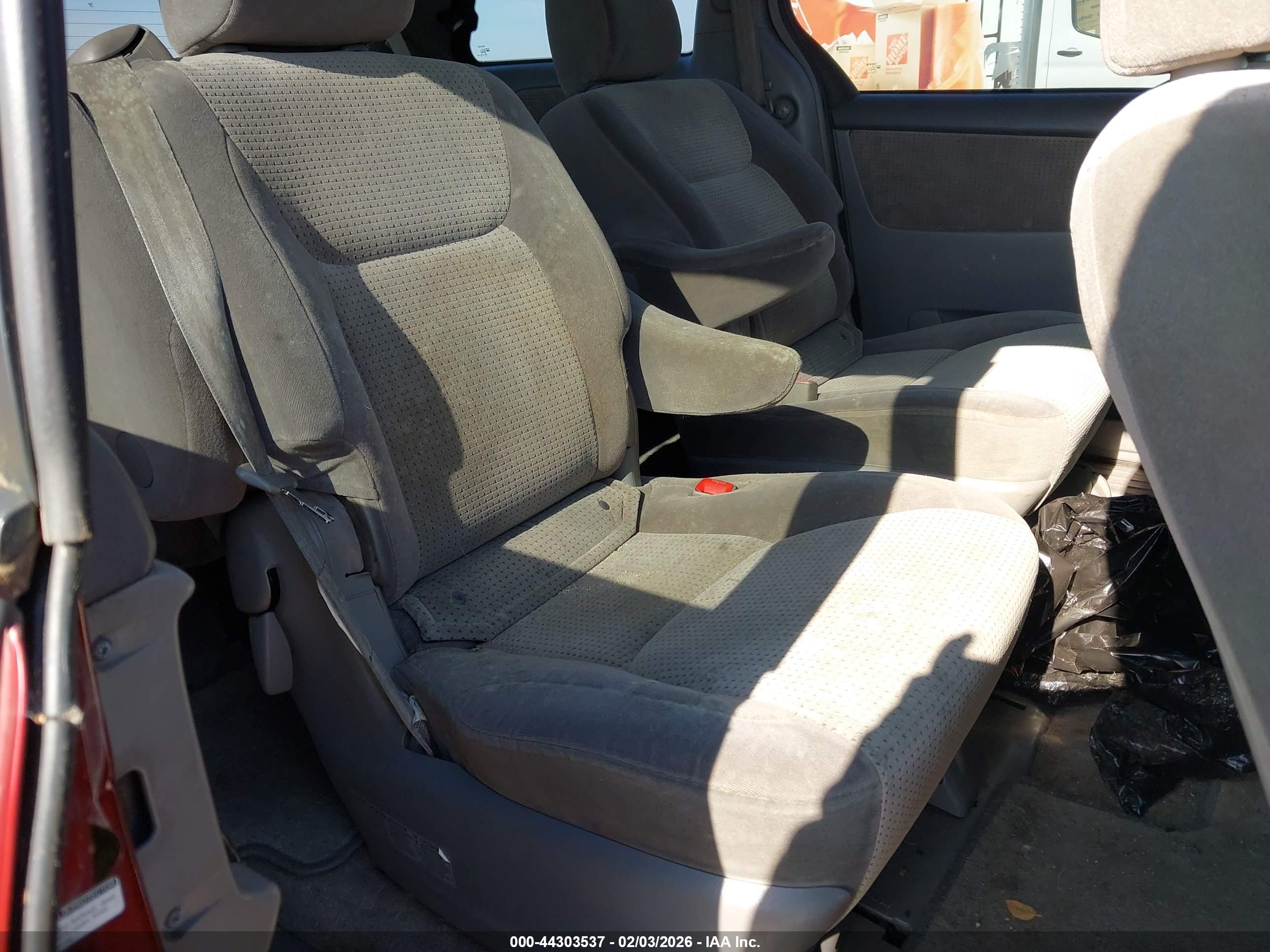TOYOTA SIENNA image 8