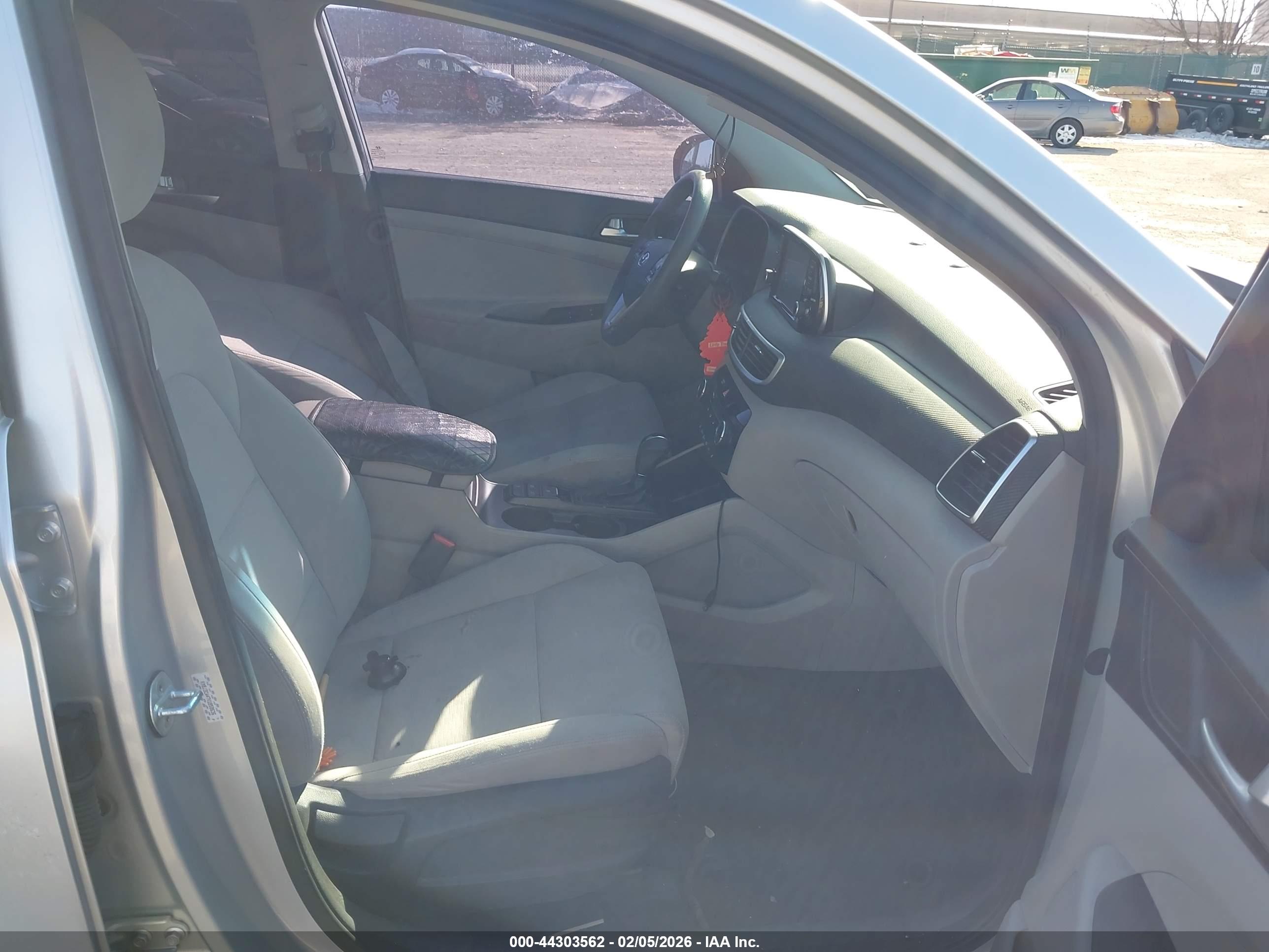 HYUNDAI TUCSON image 5