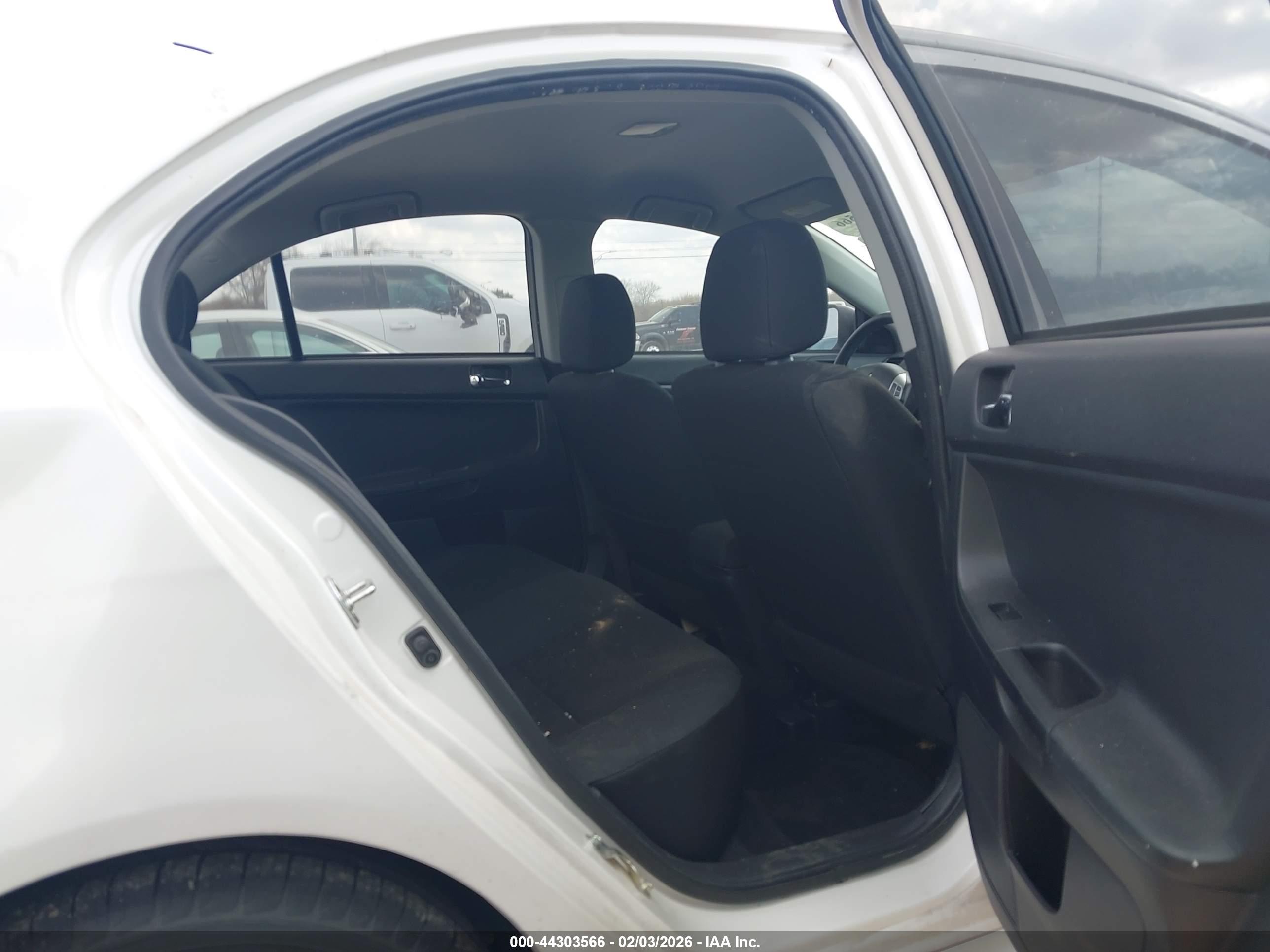 MITSUBISHI LANCER image 8