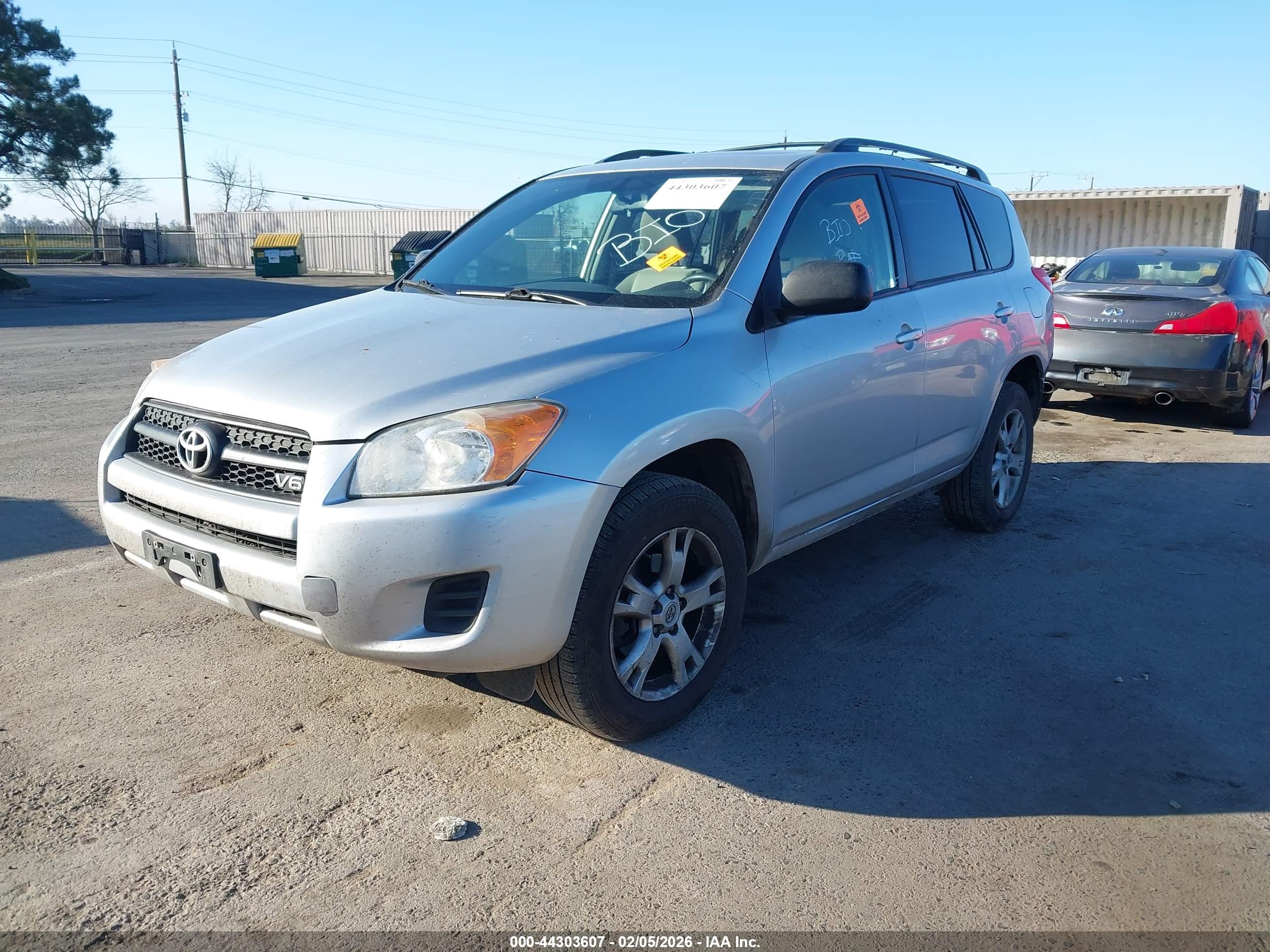 TOYOTA RAV4 image 2