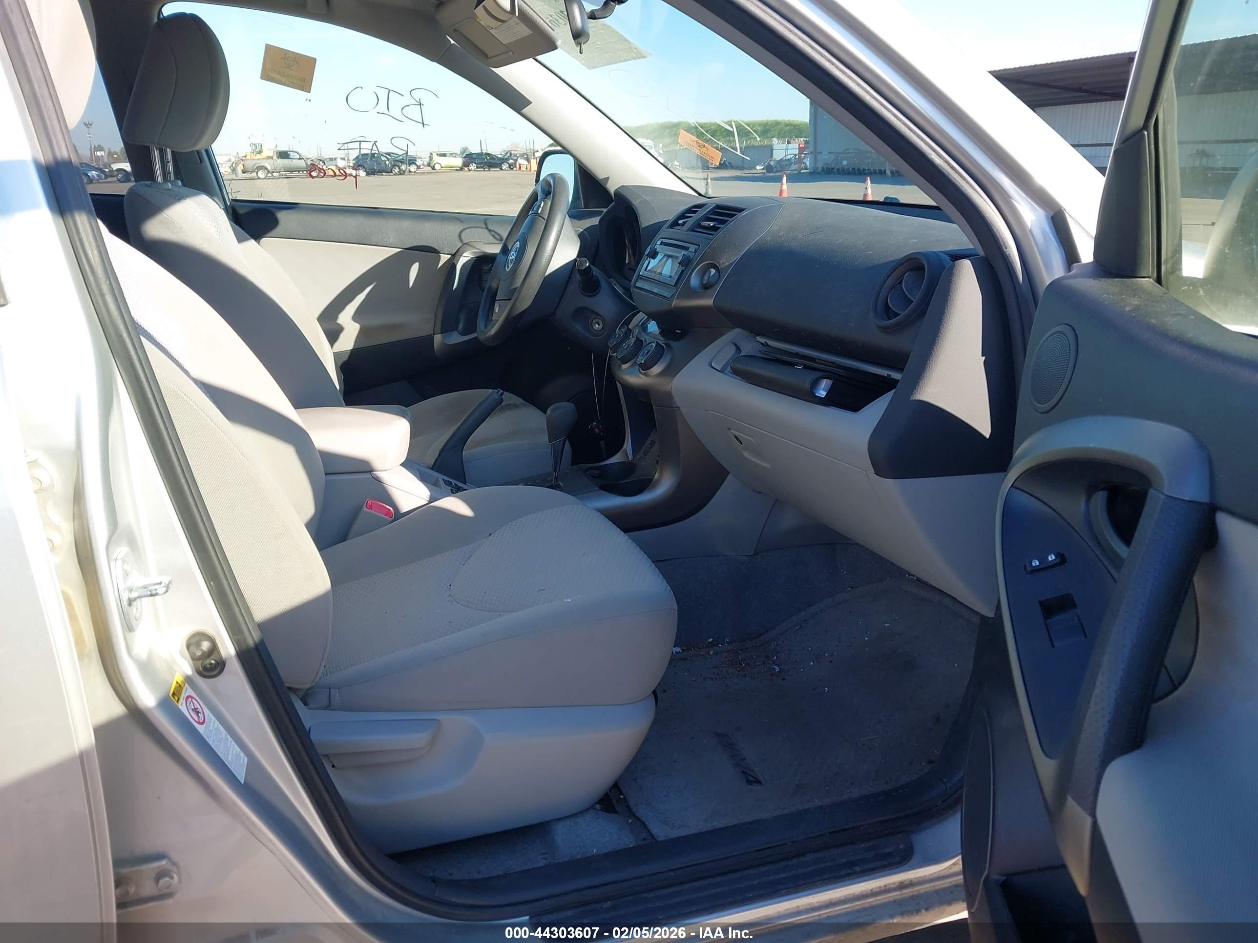 TOYOTA RAV4 image 5
