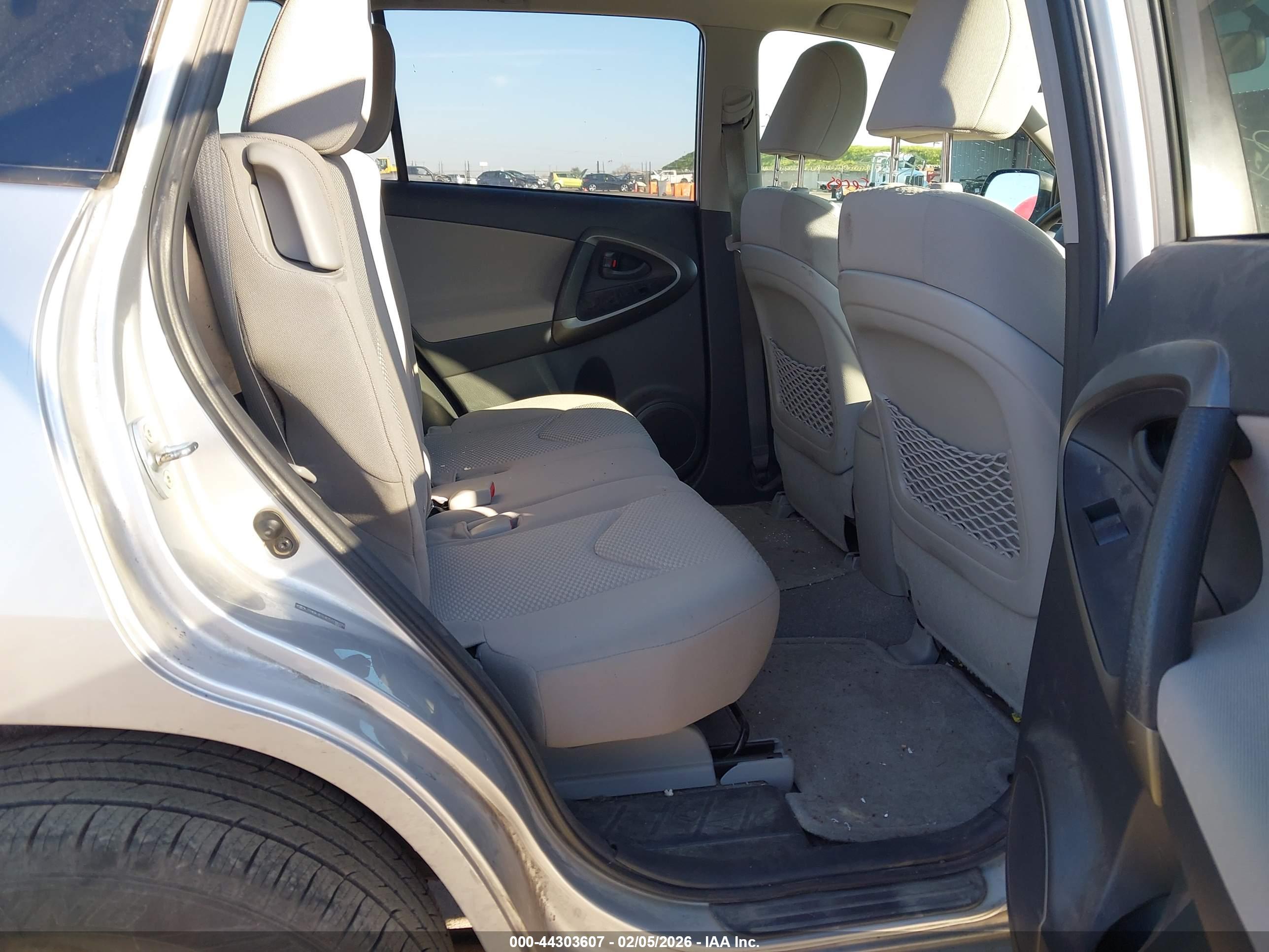 TOYOTA RAV4 image 8