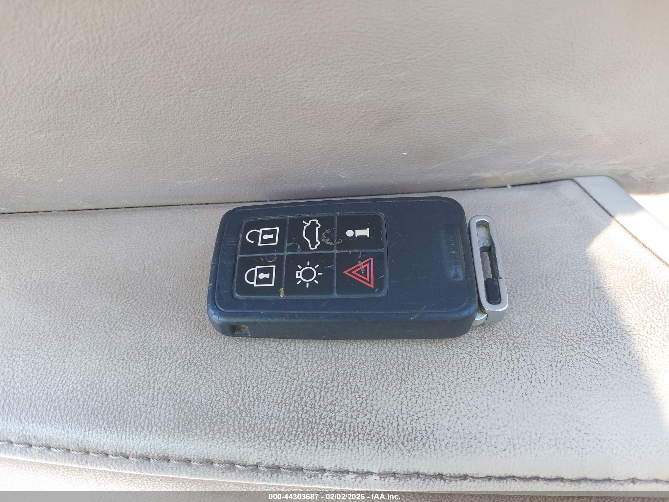 VOLVO XC70 image 11
