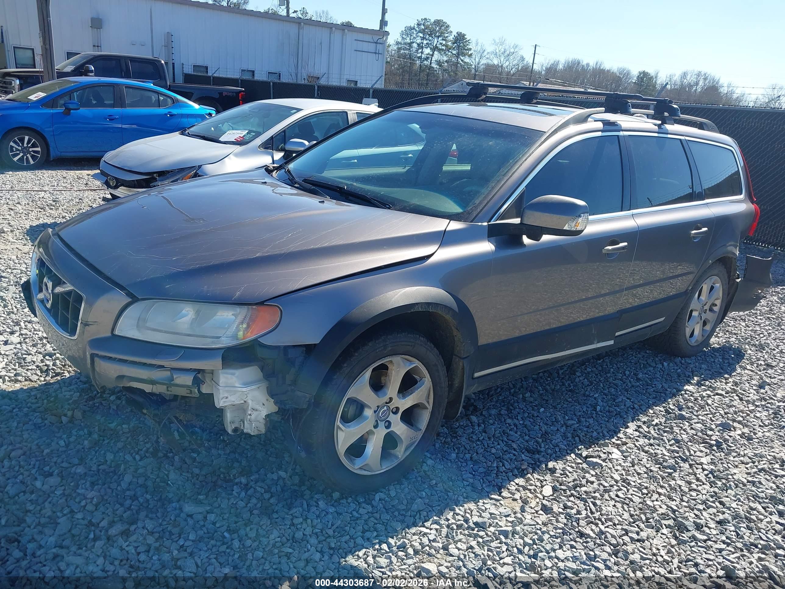 VOLVO XC70 image 2