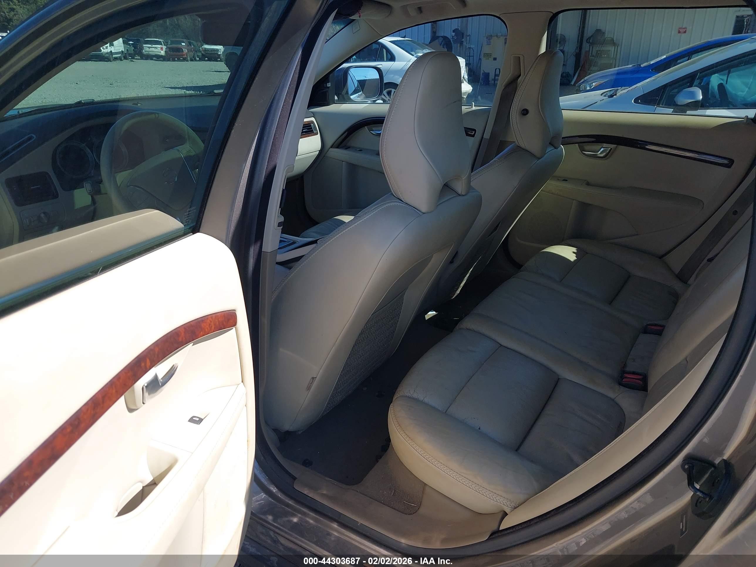 VOLVO XC70 image 8