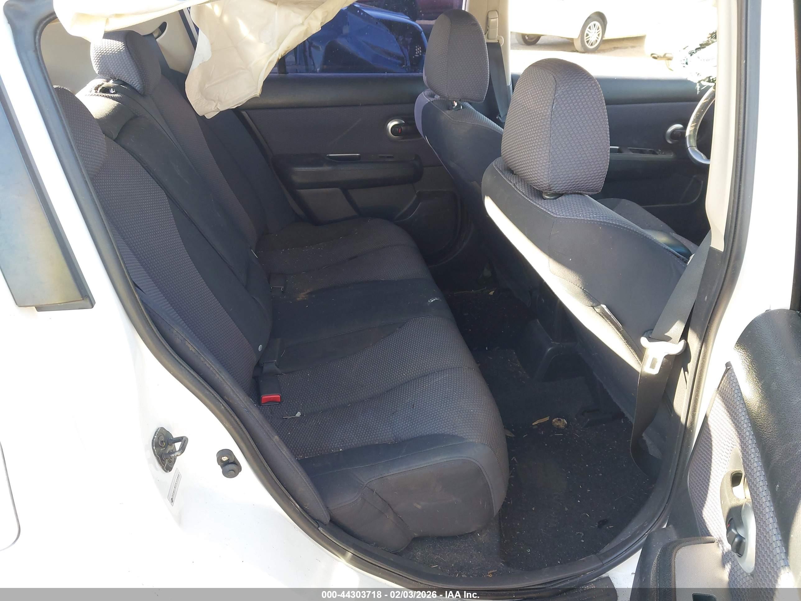 NISSAN VERSA image 8