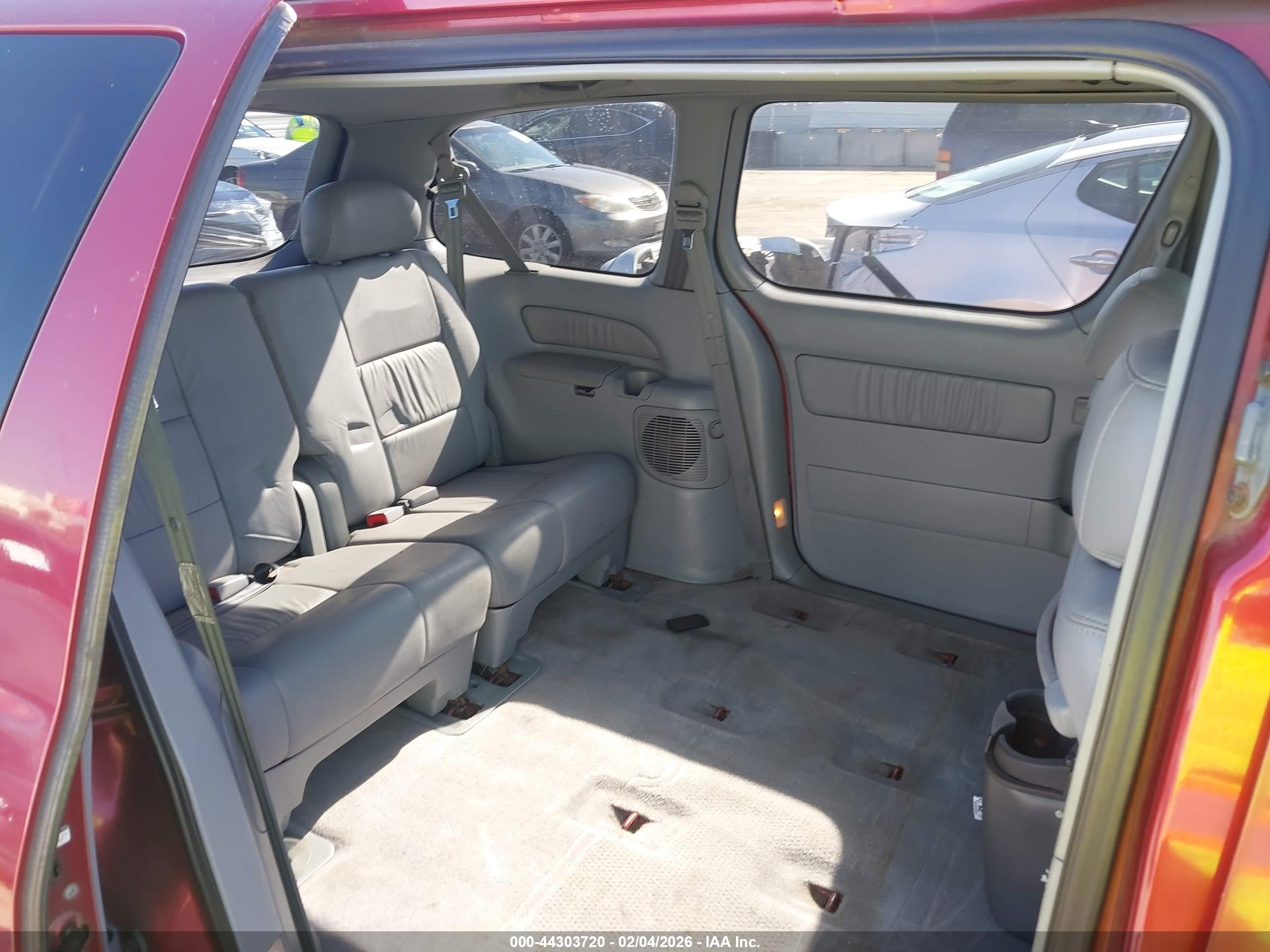 TOYOTA SIENNA image 8