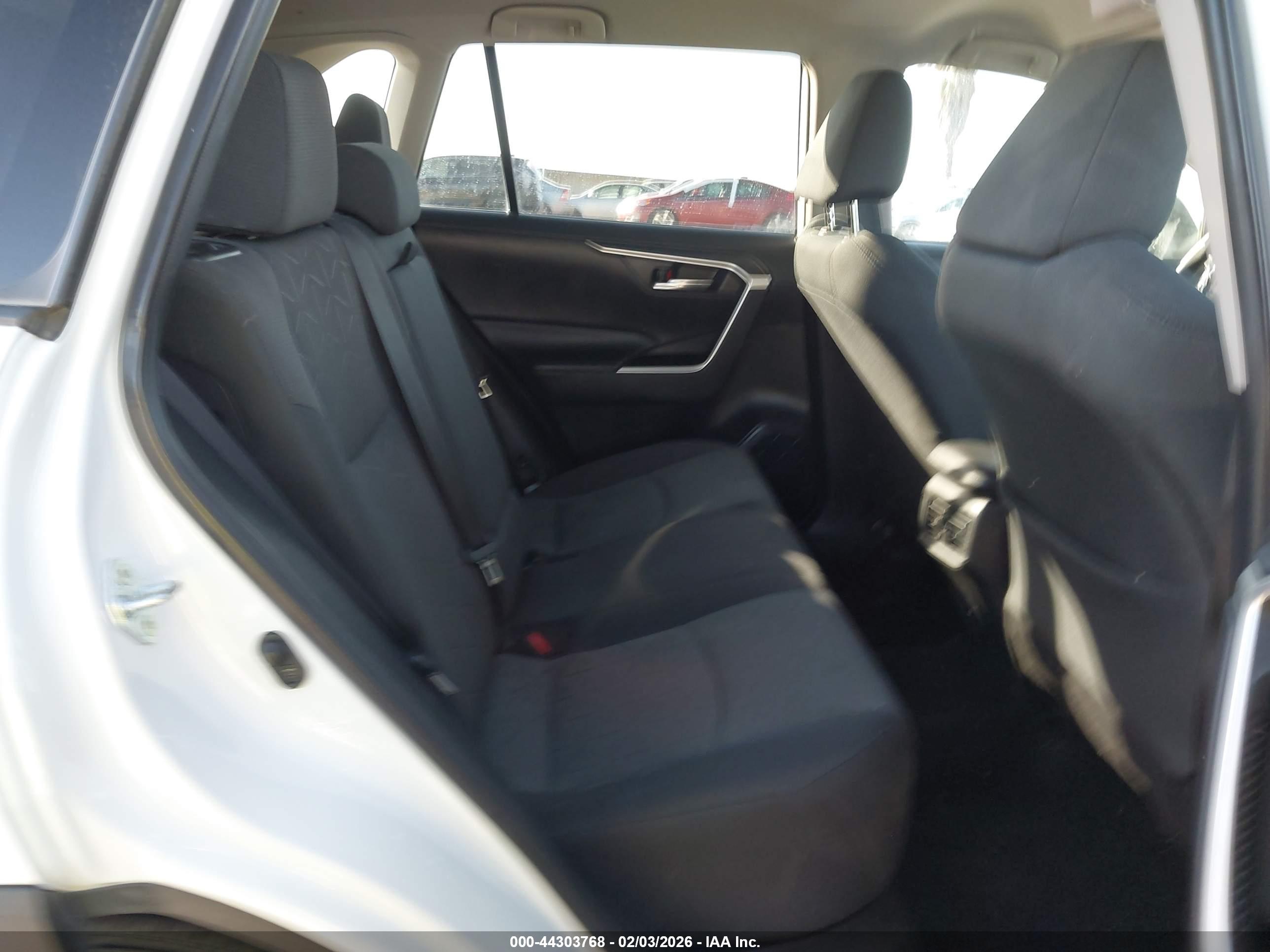 TOYOTA RAV4 image 8