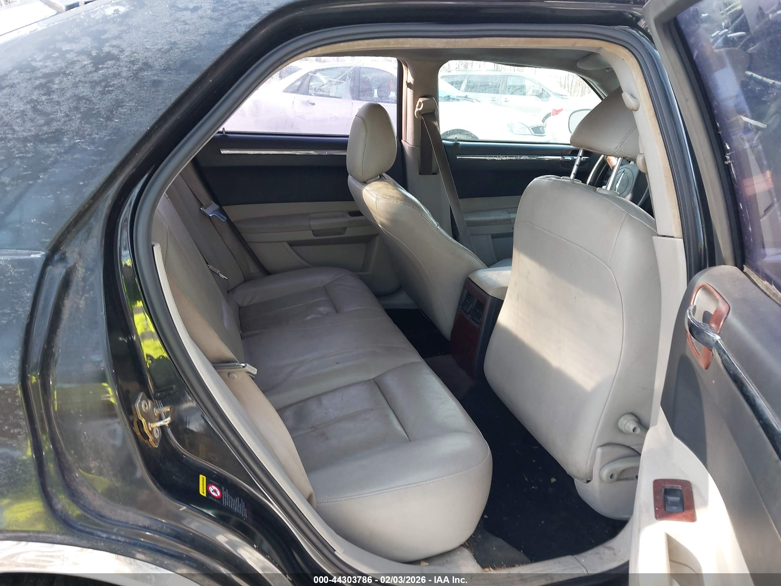 CHRYSLER 300 image 8
