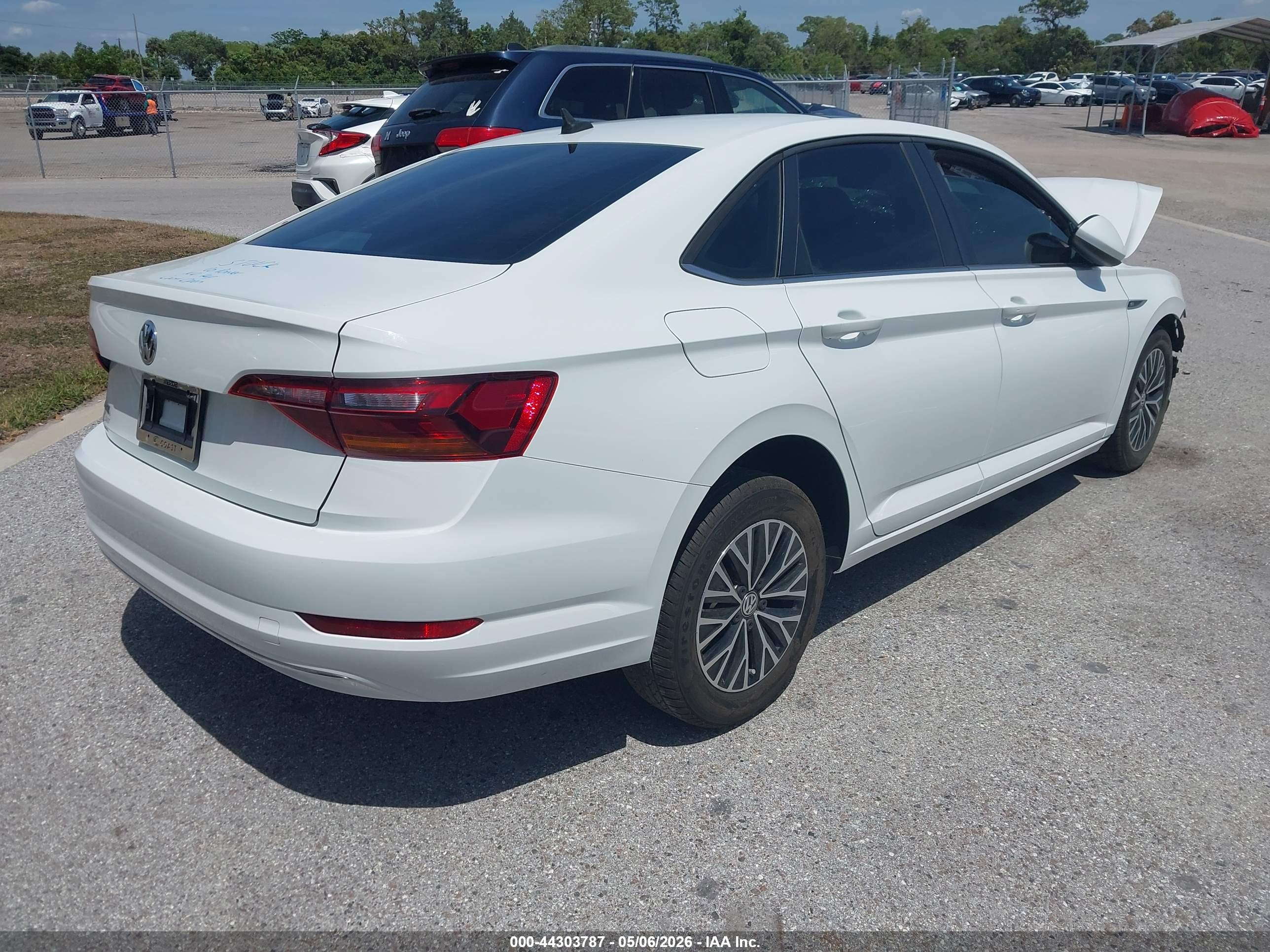 VOLKSWAGEN JETTA image 4