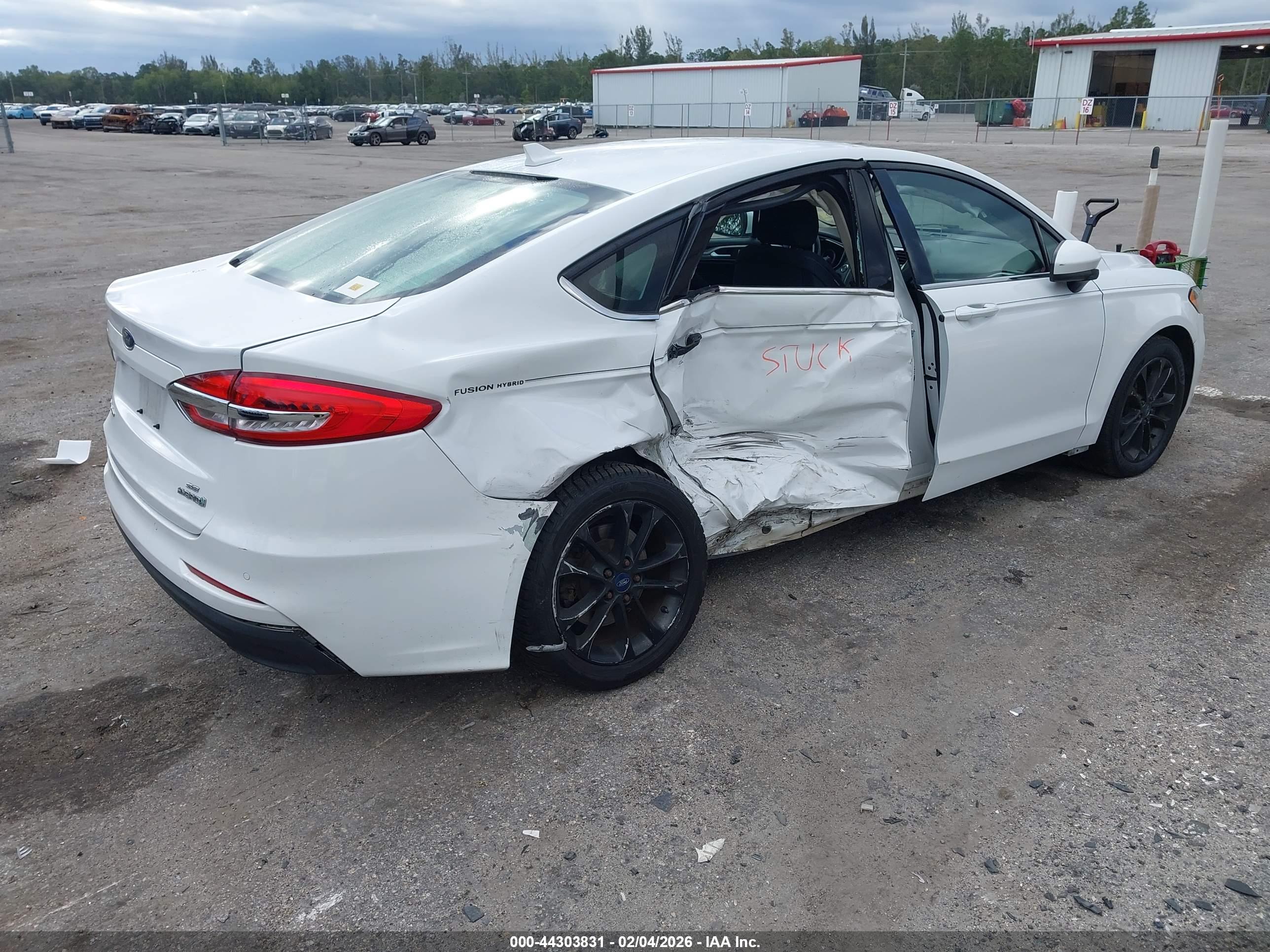 FORD FUSION image 4