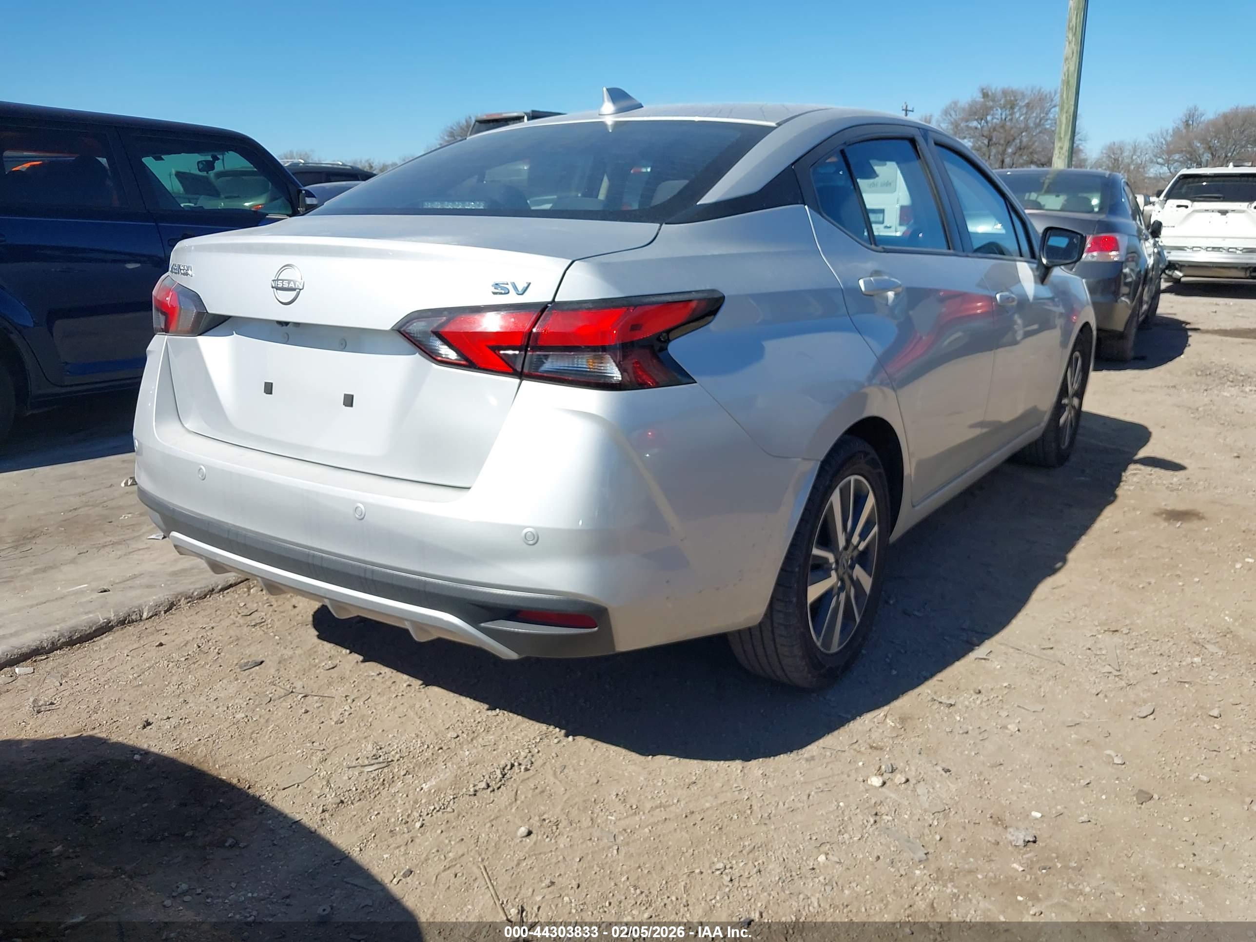 NISSAN VERSA image 4