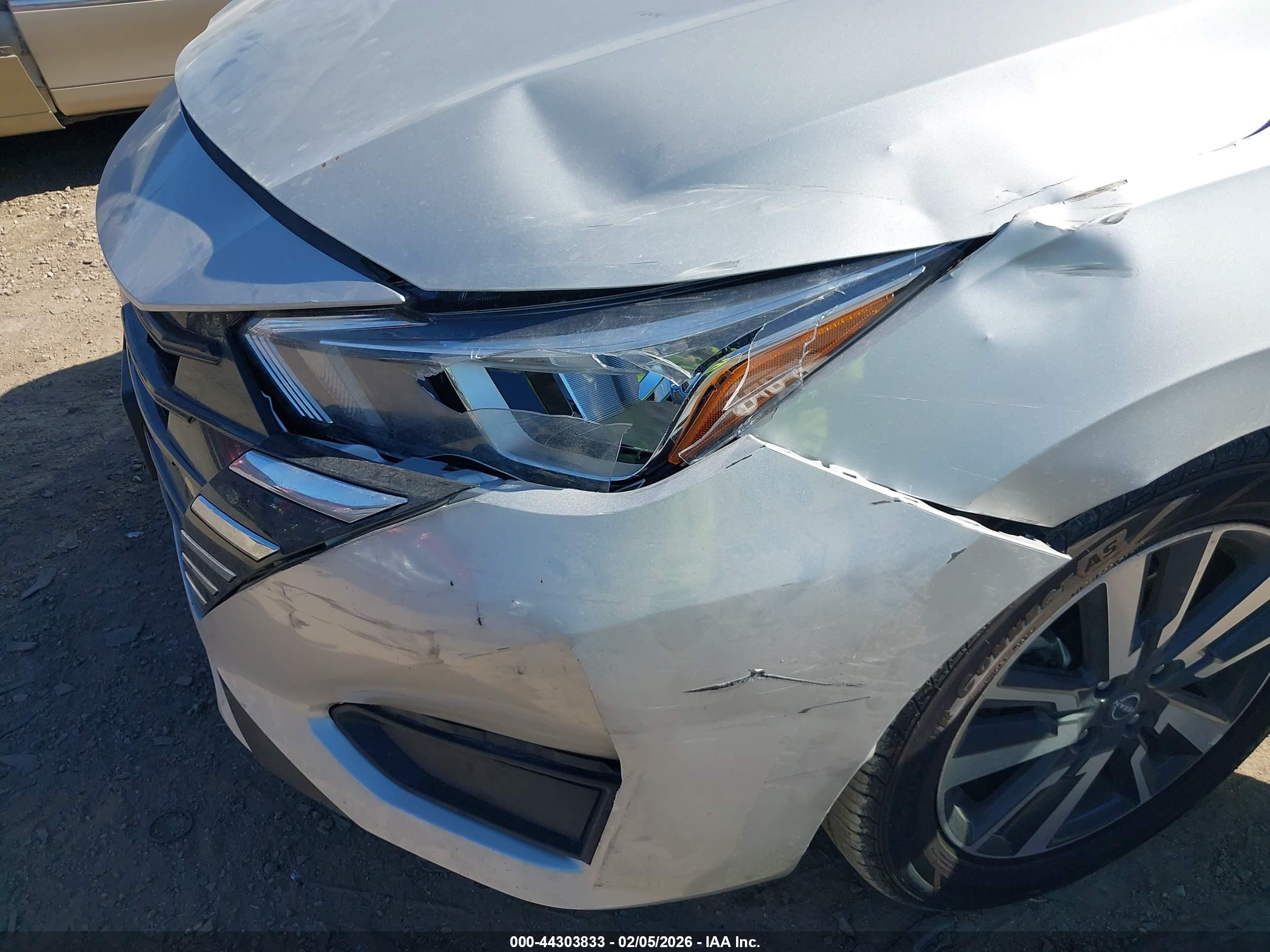 NISSAN VERSA image 6