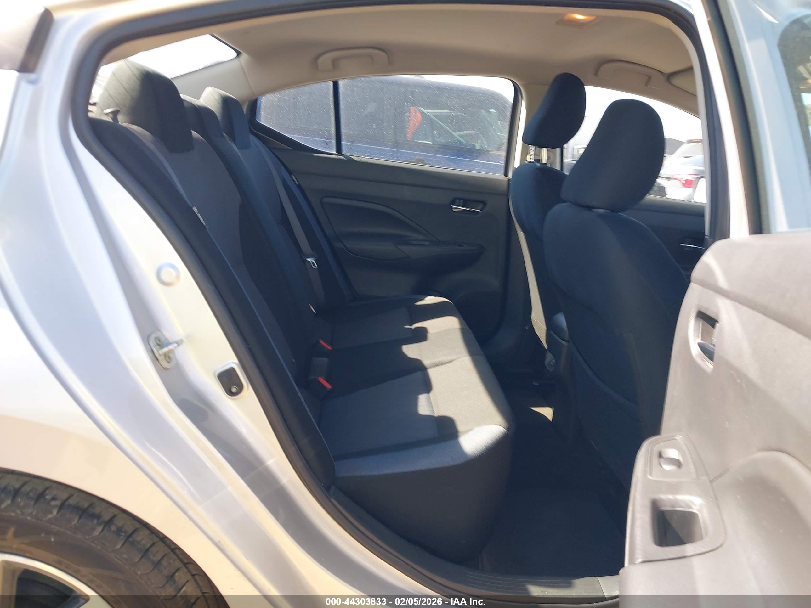 NISSAN VERSA image 8