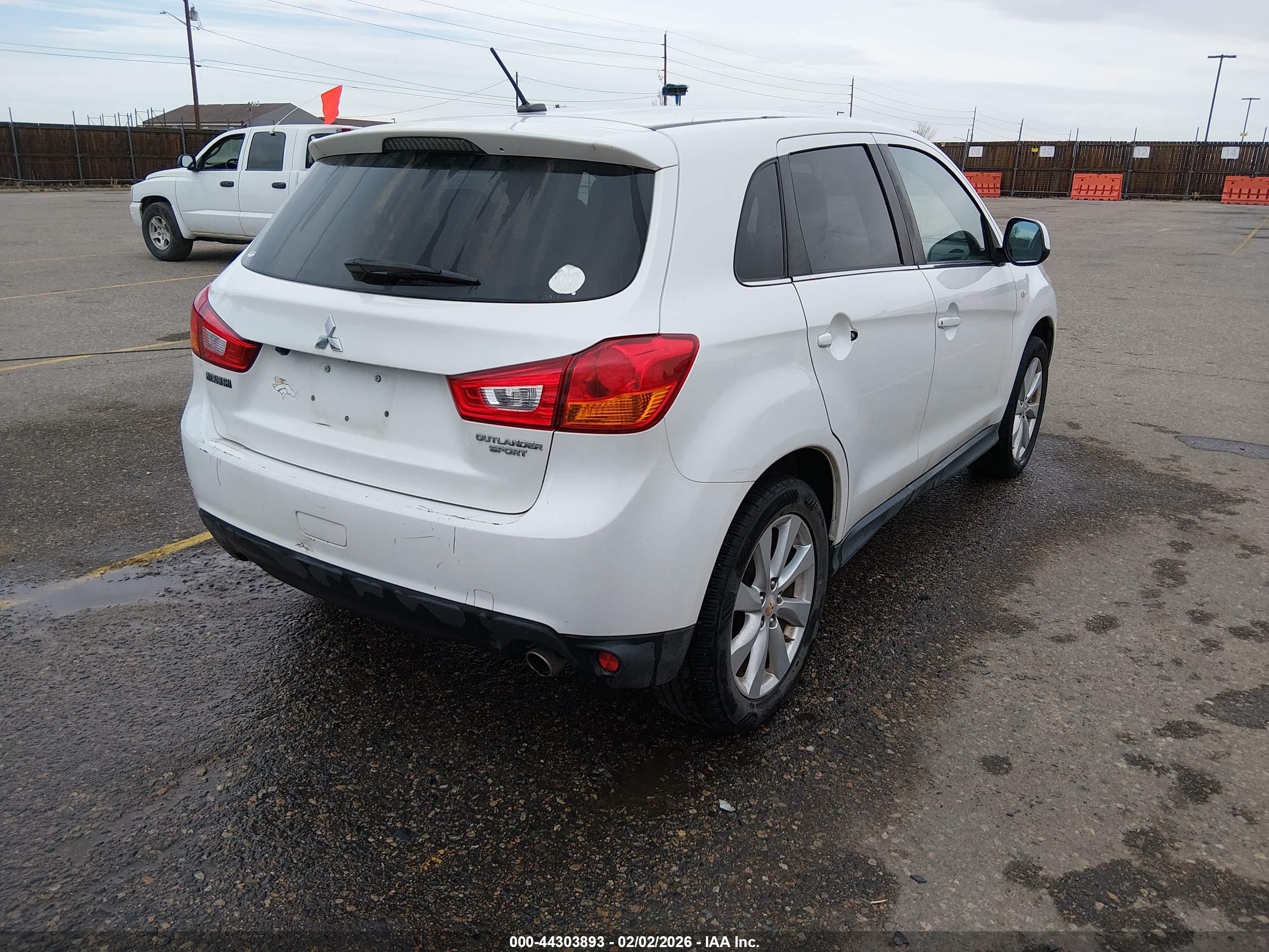 MITSUBISHI OUTLANDER image 4