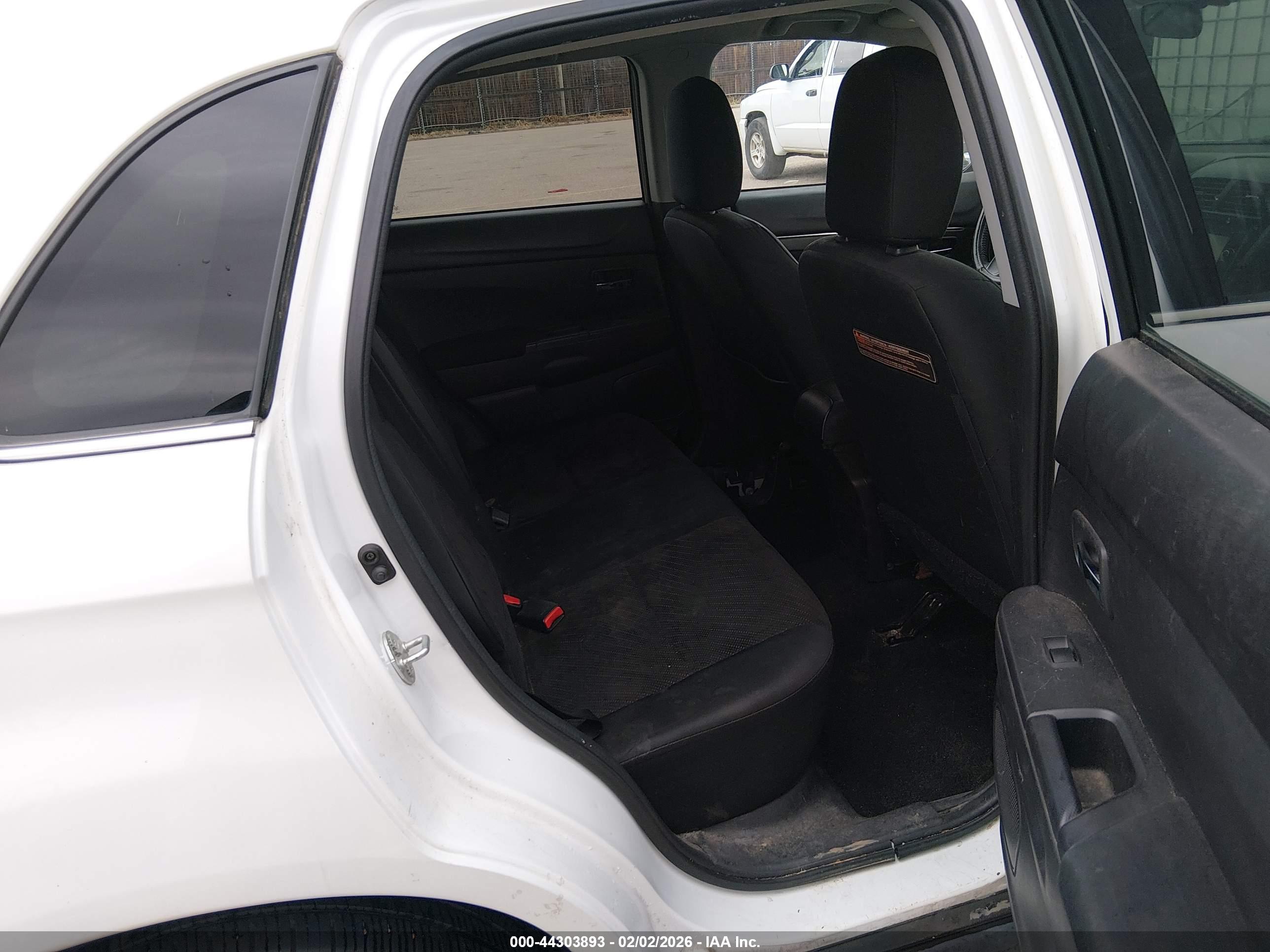 MITSUBISHI OUTLANDER image 8