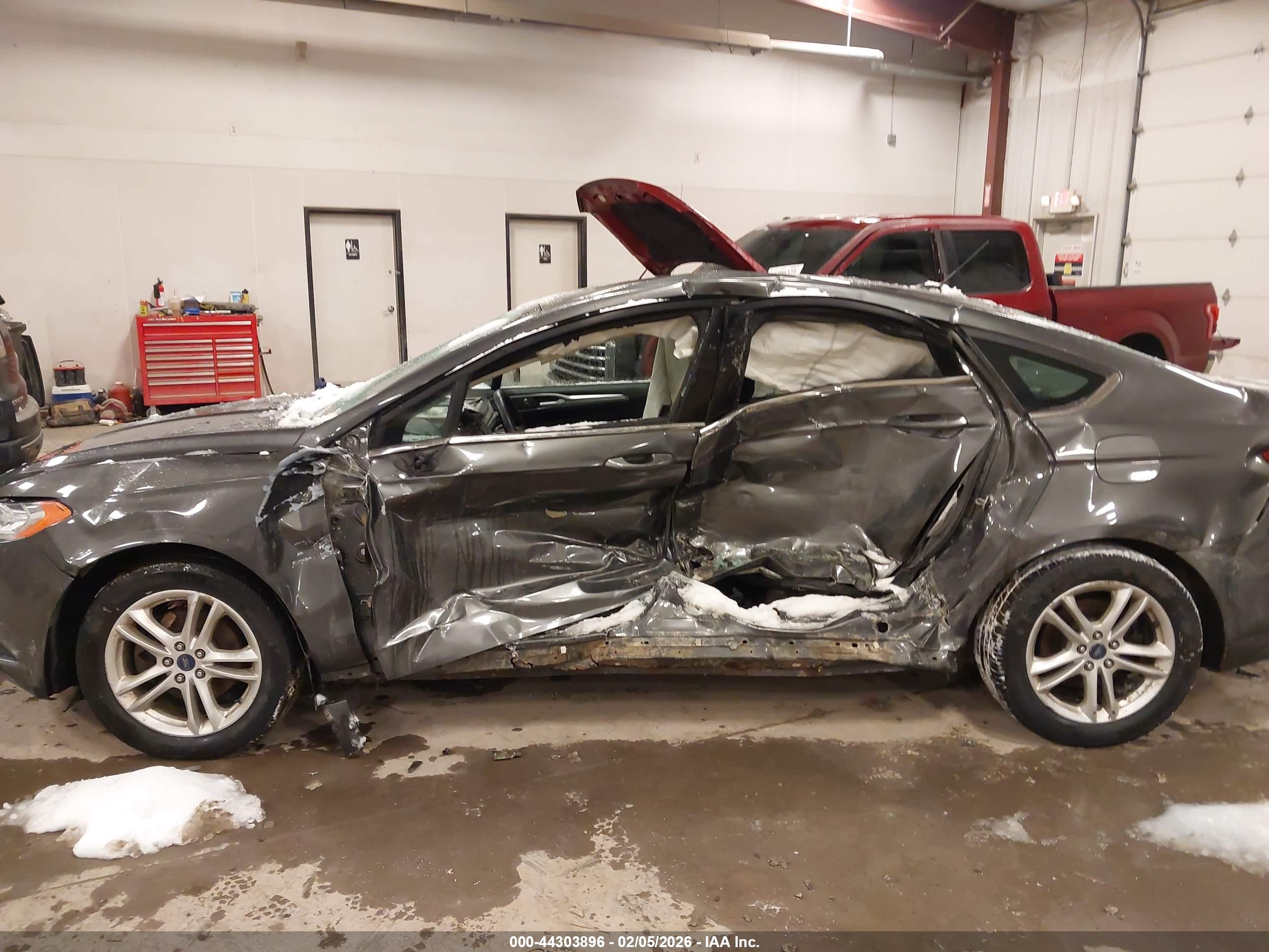 FORD FUSION image 6