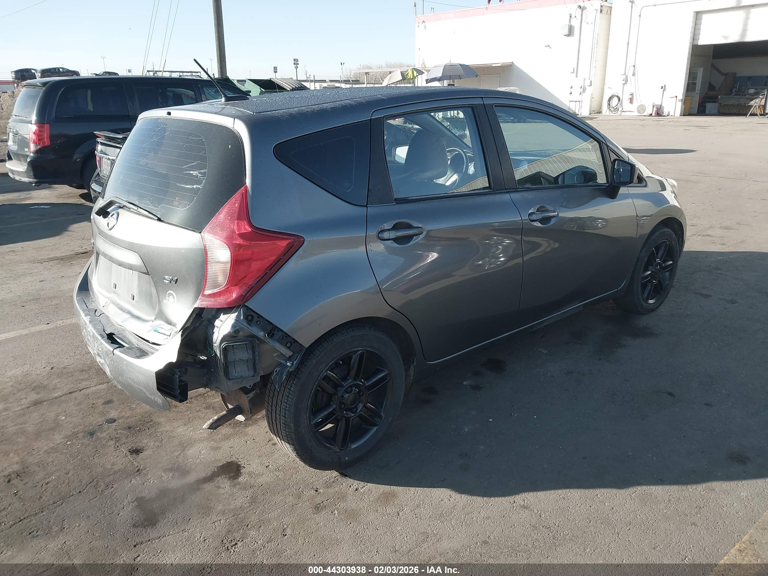 NISSAN VERSA image 4