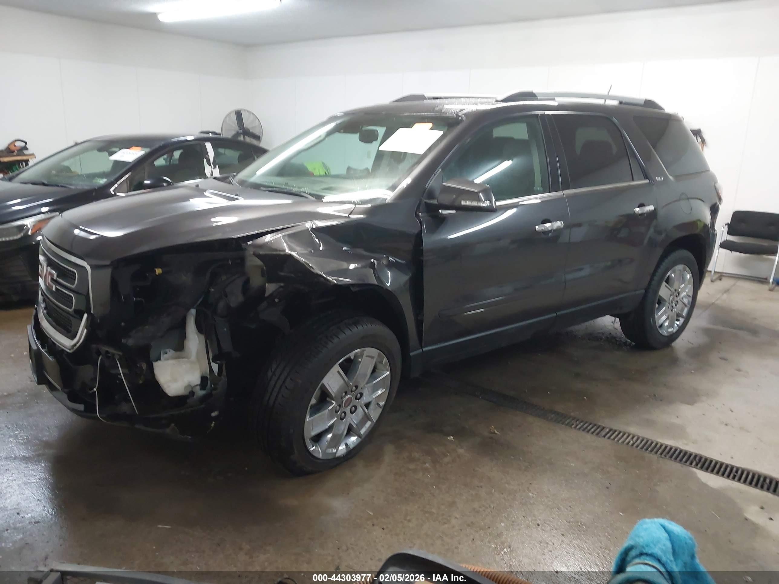 GMC ACADIA image 2