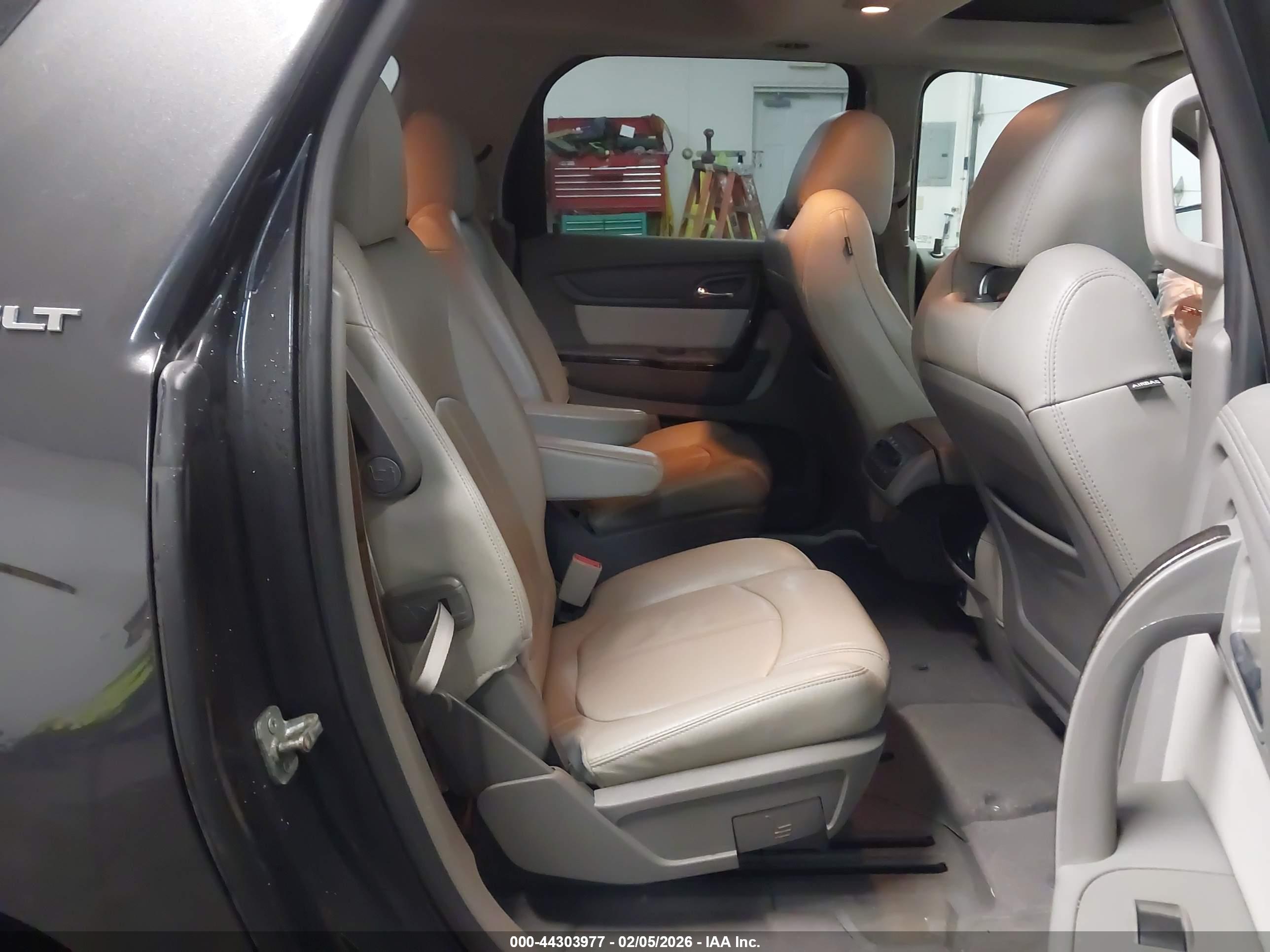 GMC ACADIA image 8