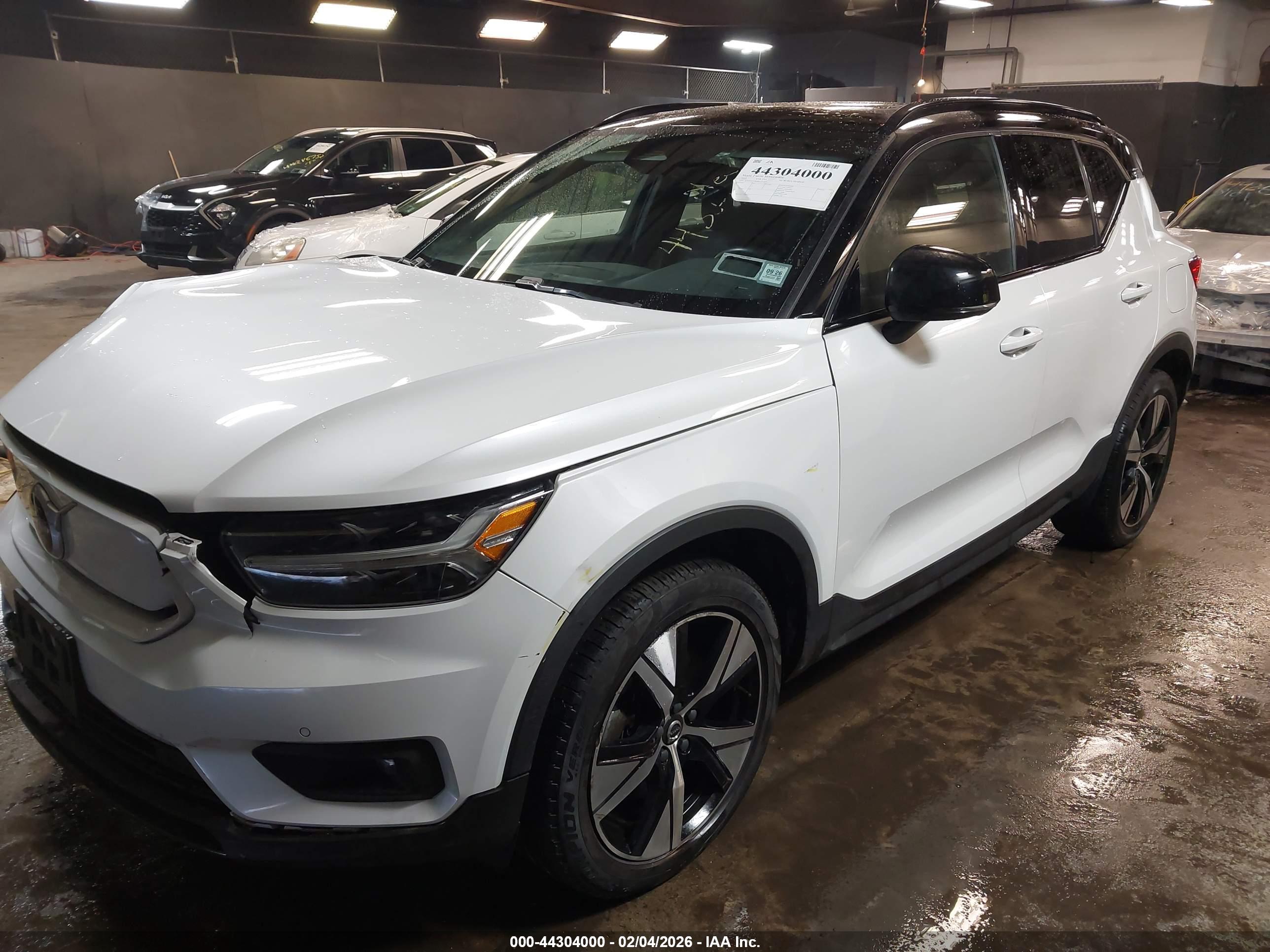 VOLVO XC40 image 2