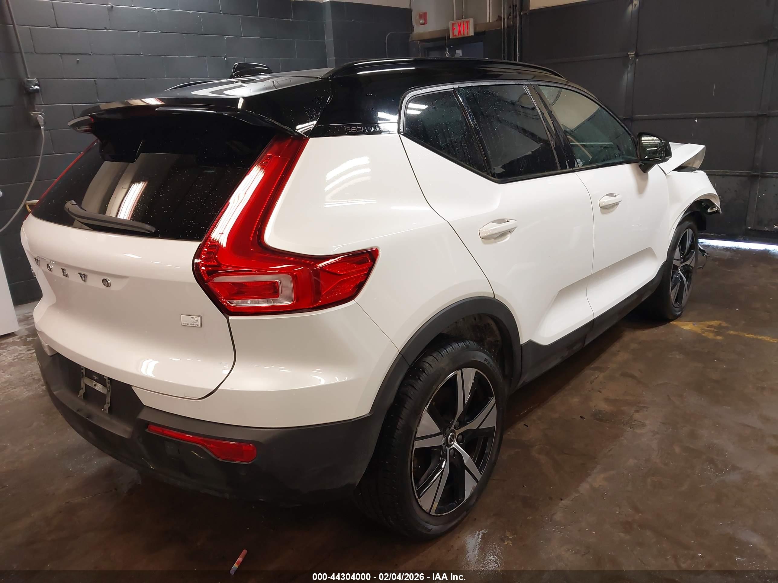 VOLVO XC40 image 4