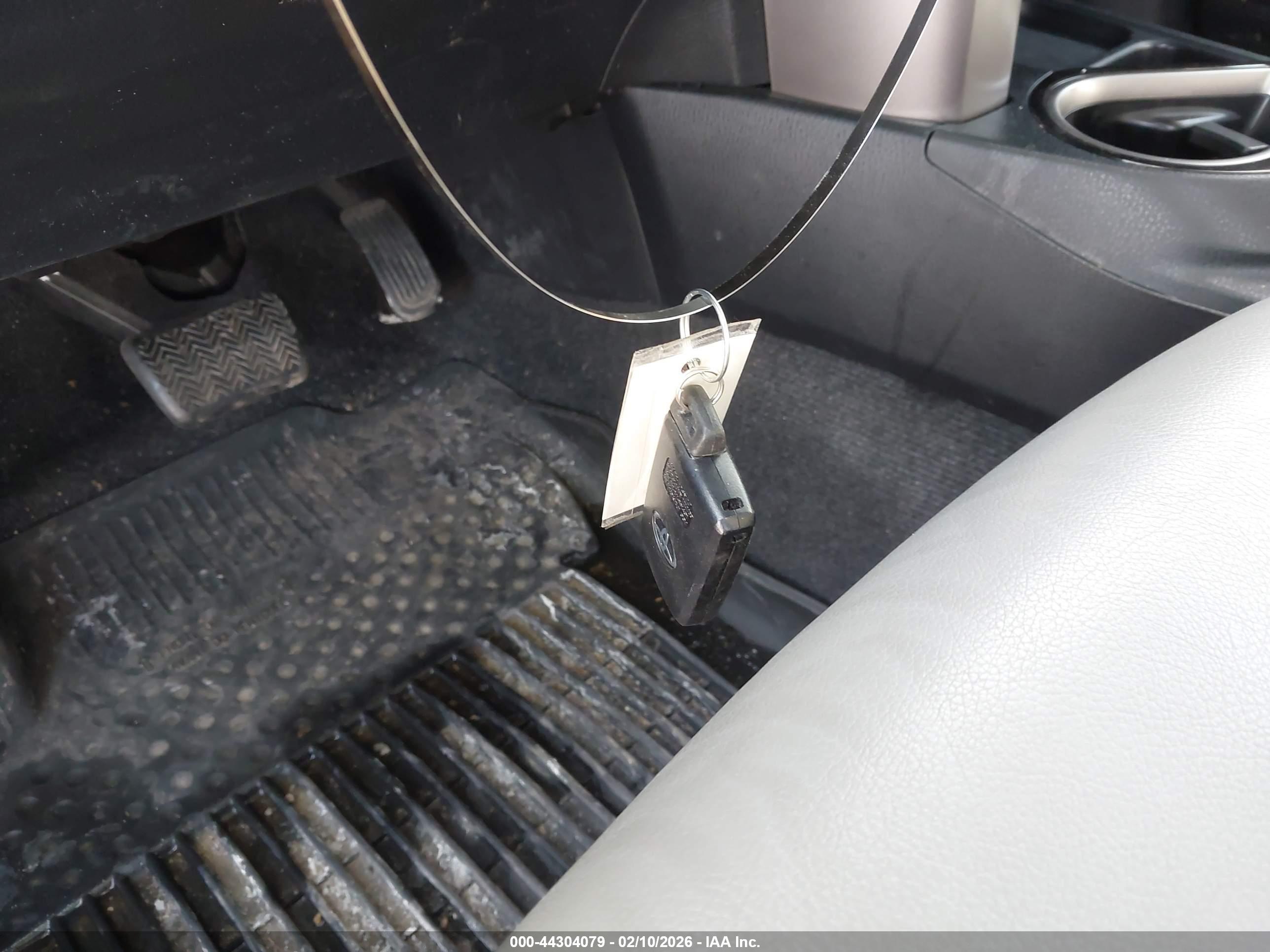 TOYOTA RAV4 image 11