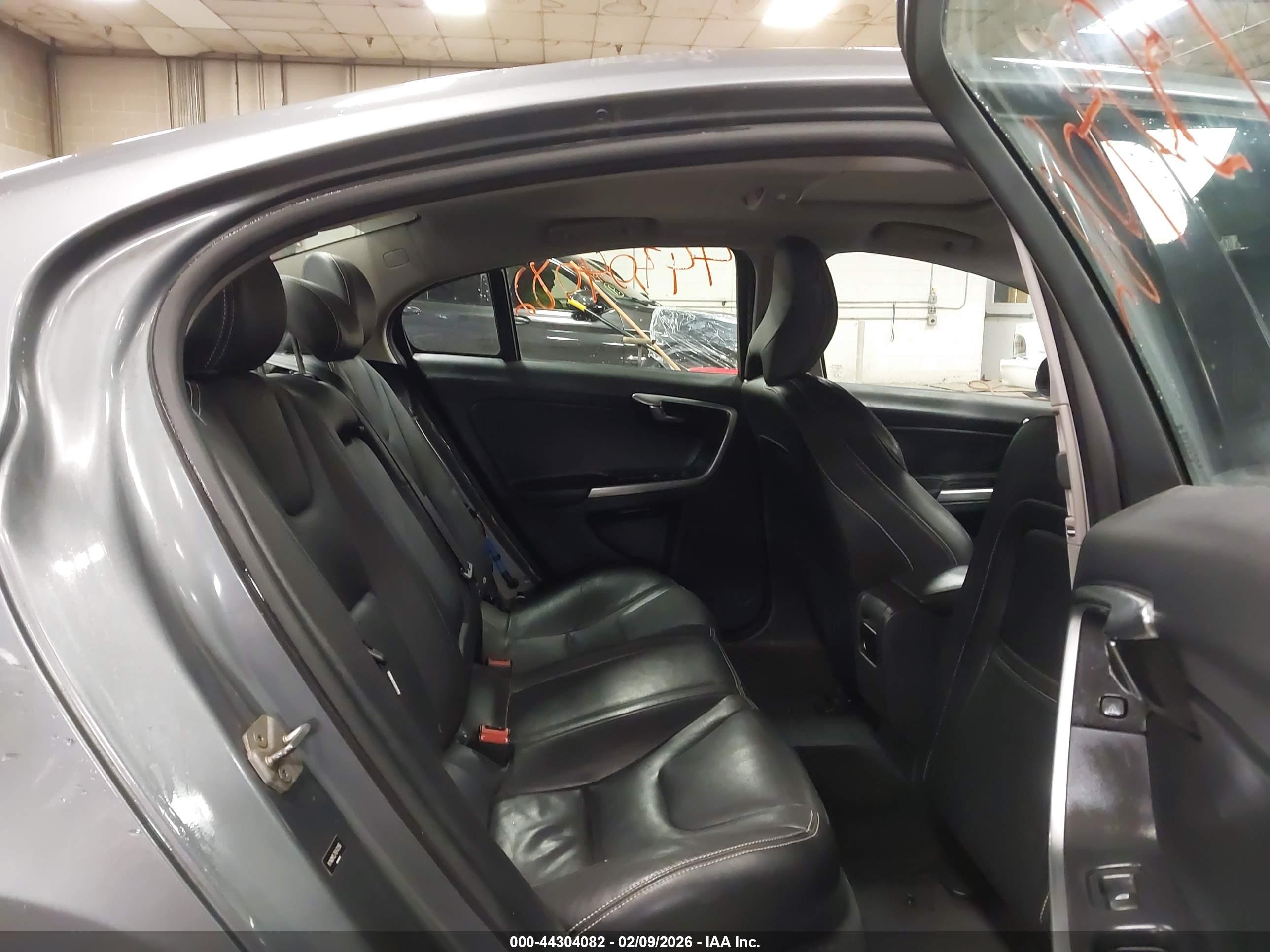 VOLVO S60 image 8