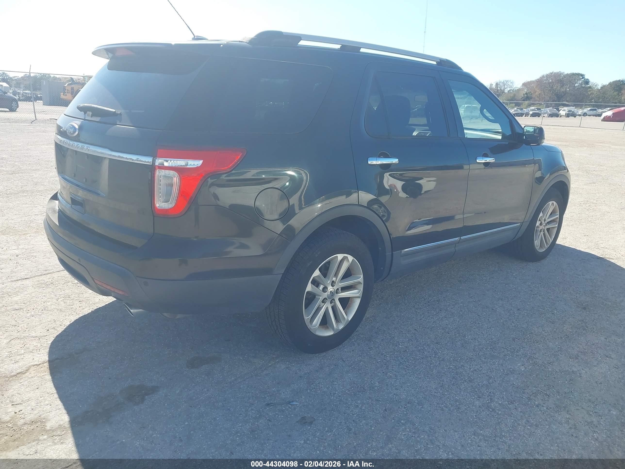 FORD EXPLORER image 4