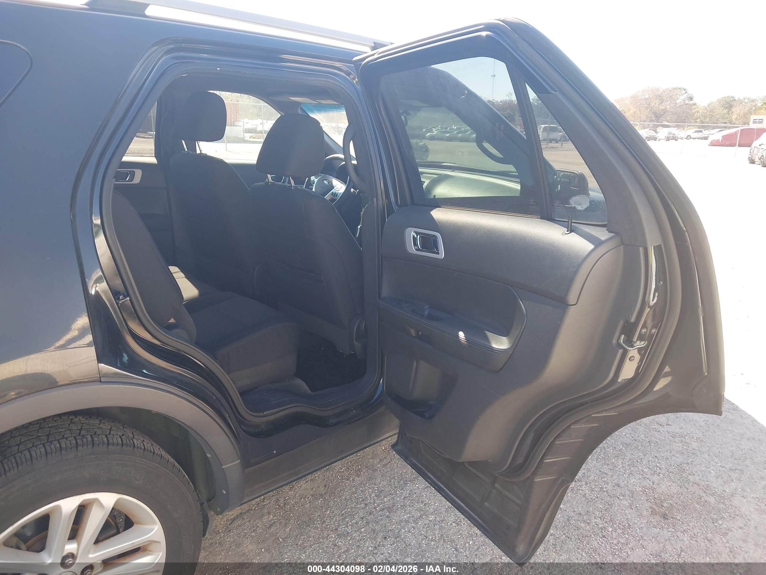 FORD EXPLORER image 8