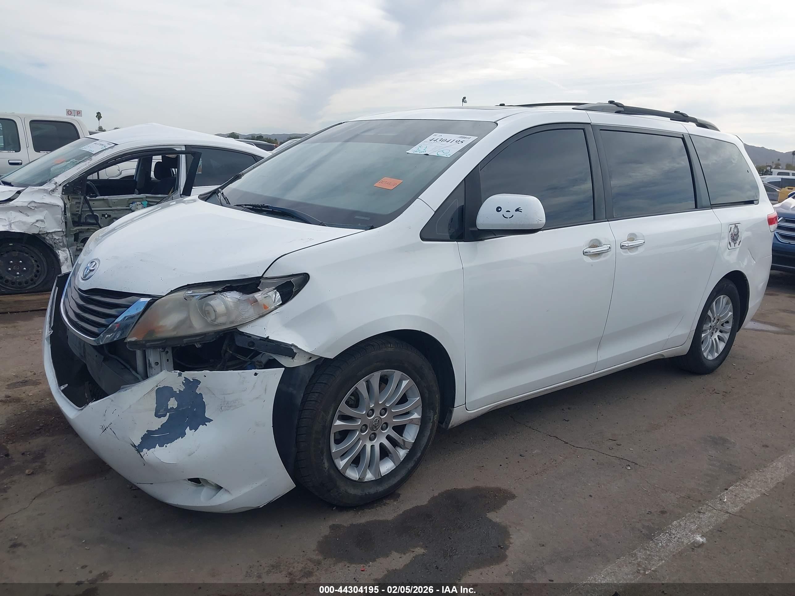 TOYOTA SIENNA image 2