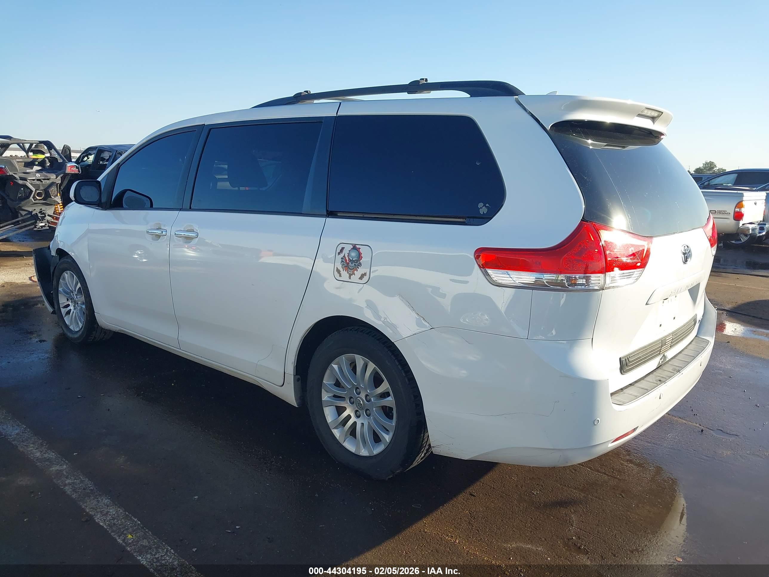 TOYOTA SIENNA image 3
