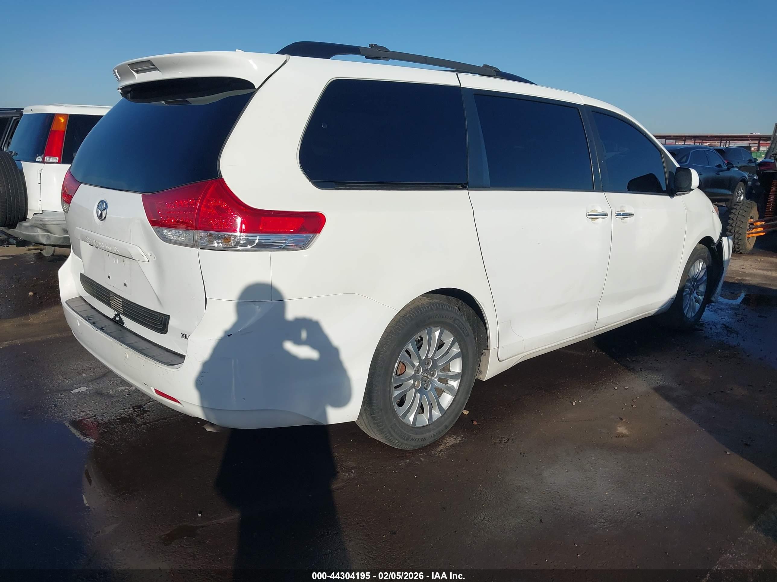 TOYOTA SIENNA image 4
